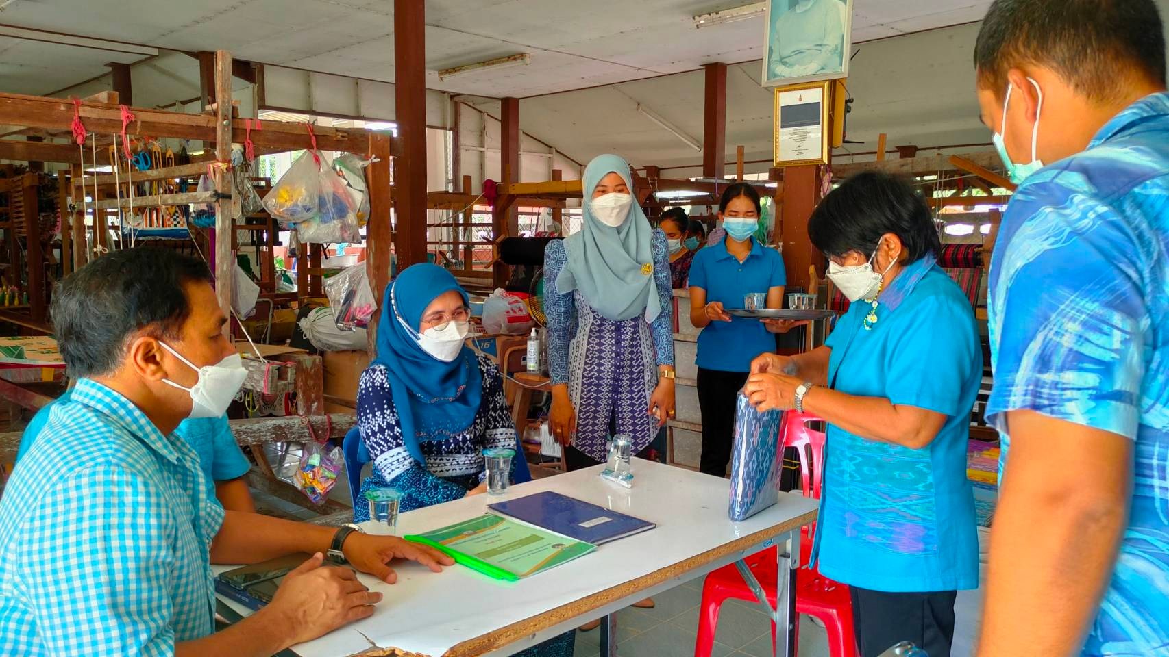 พจ.ปัตตานี ลงพื้นที่เยี่ยมชมกลุ่มทอผ้า ศูนย์ศิลปาชีพบ้านตรัง อำเภอมายอ จังหวัดปัตตานี