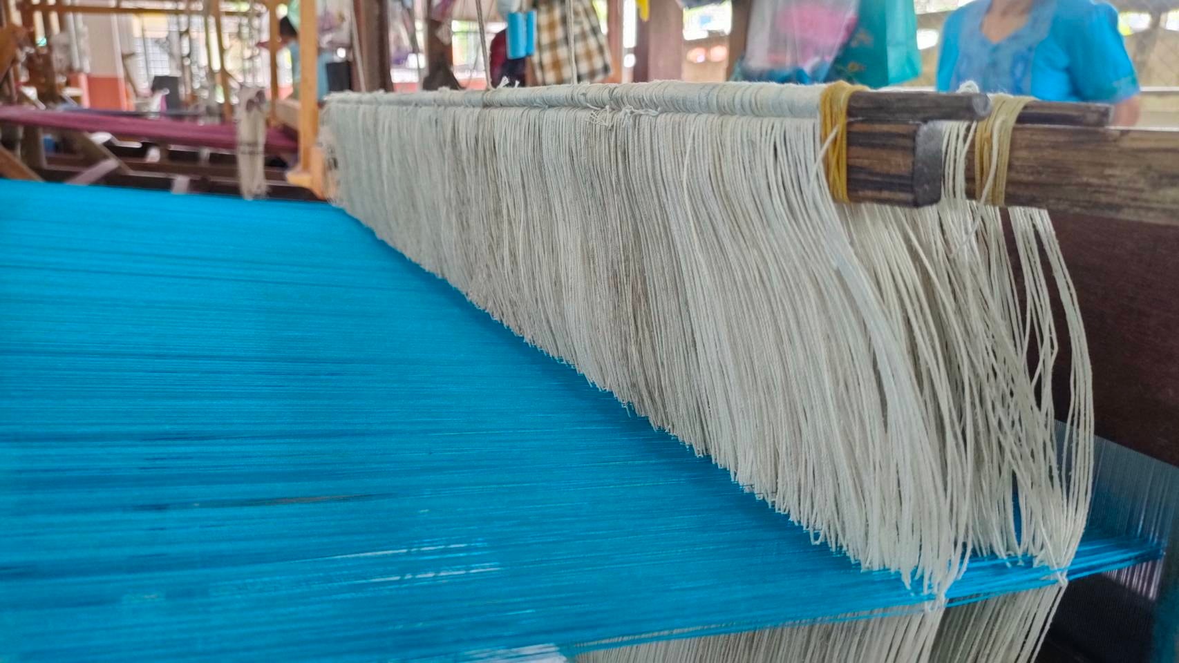 พจ.ปัตตานี ลงพื้นที่เยี่ยมชมกลุ่มทอผ้า ศูนย์ศิลปาชีพบ้านตรัง อำเภอมายอ จังหวัดปัตตานี