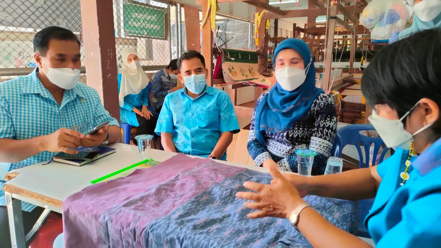 พจ.ปัตตานี ลงพื้นที่เยี่ยมชมกลุ่มทอผ้า ศูนย์ศิลปาชีพบ้านตรัง อำเภอมายอ จังหวัดปัตตานี