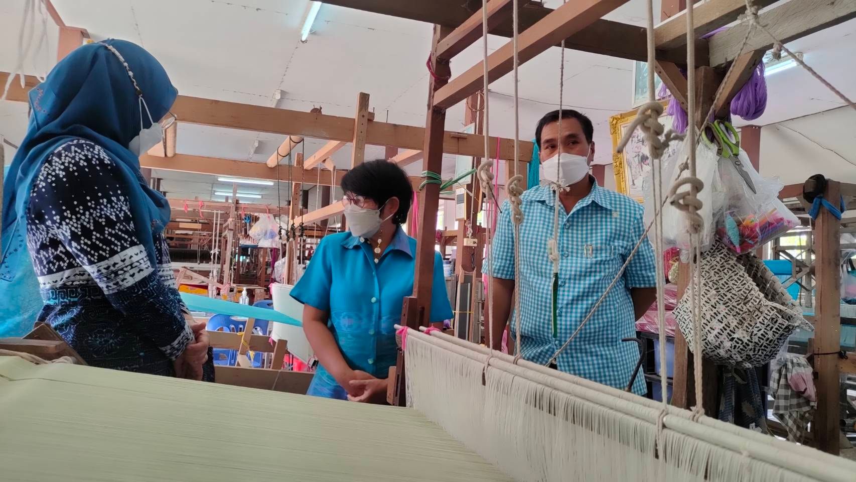 พจ.ปัตตานี ลงพื้นที่เยี่ยมชมกลุ่มทอผ้า ศูนย์ศิลปาชีพบ้านตรัง อำเภอมายอ จังหวัดปัตตานี