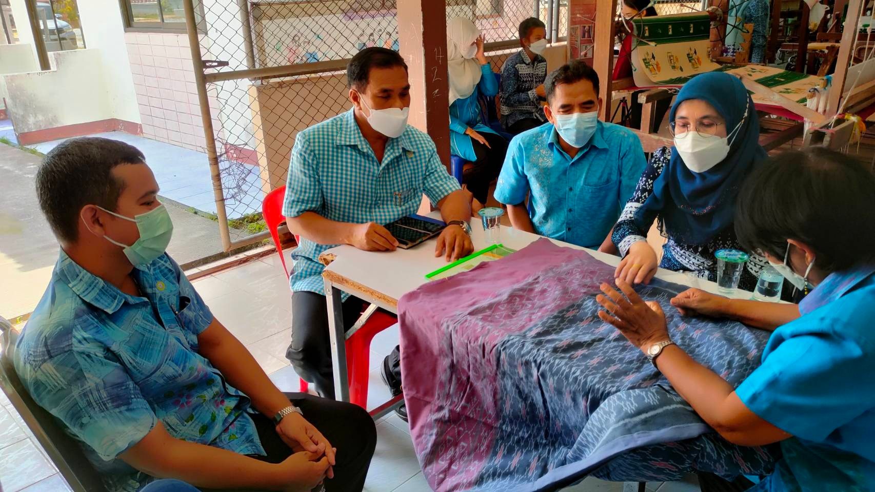 พจ.ปัตตานี ลงพื้นที่เยี่ยมชมกลุ่มทอผ้า ศูนย์ศิลปาชีพบ้านตรัง อำเภอมายอ จังหวัดปัตตานี