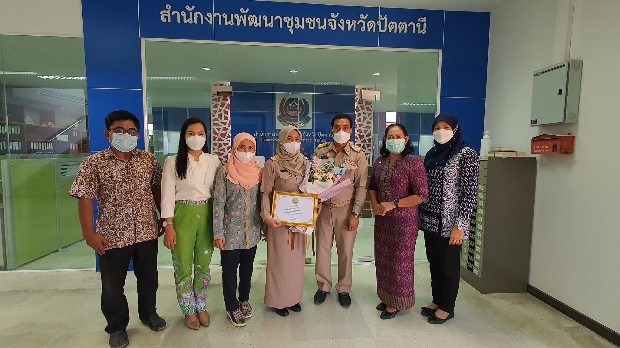 นายธีรวิทย์ กู้เกียรติ พัฒนาการจังหวัดปัตตานี และเจ้าหน้าพัฒนาชุมชน มอบช่อดอกไม้แสดงความยินดี