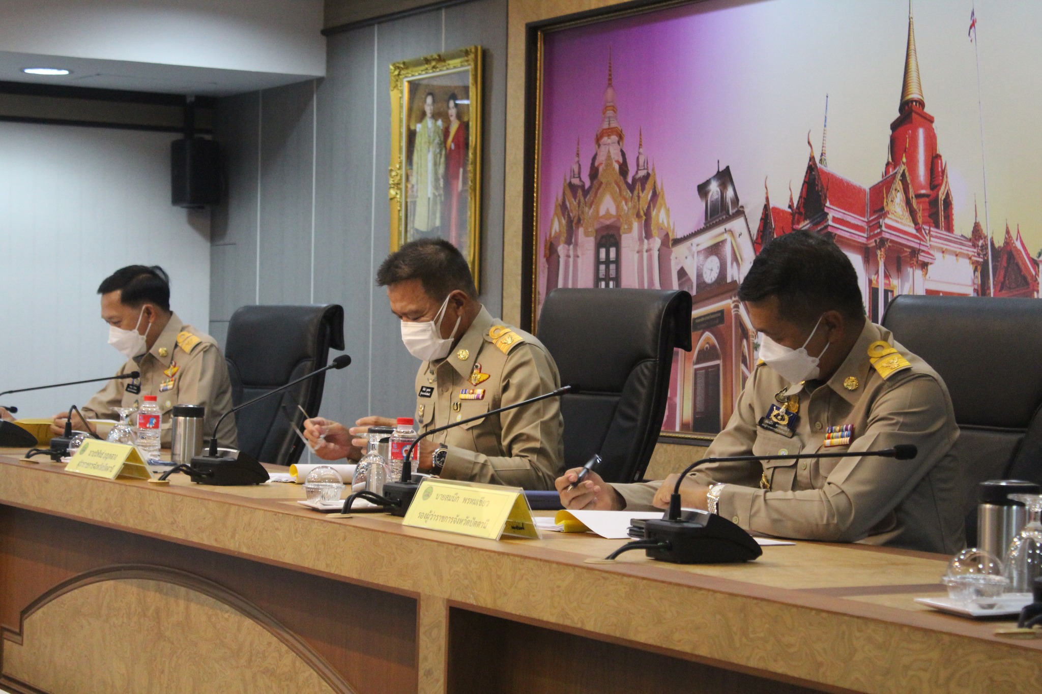 ผู้ว่าฯ ปัตตานี มอบเกียรติบัตร “ข้าราชการพลเรือนดีเด่นของจังหวัดปัตตานี” ประจำปี 2564