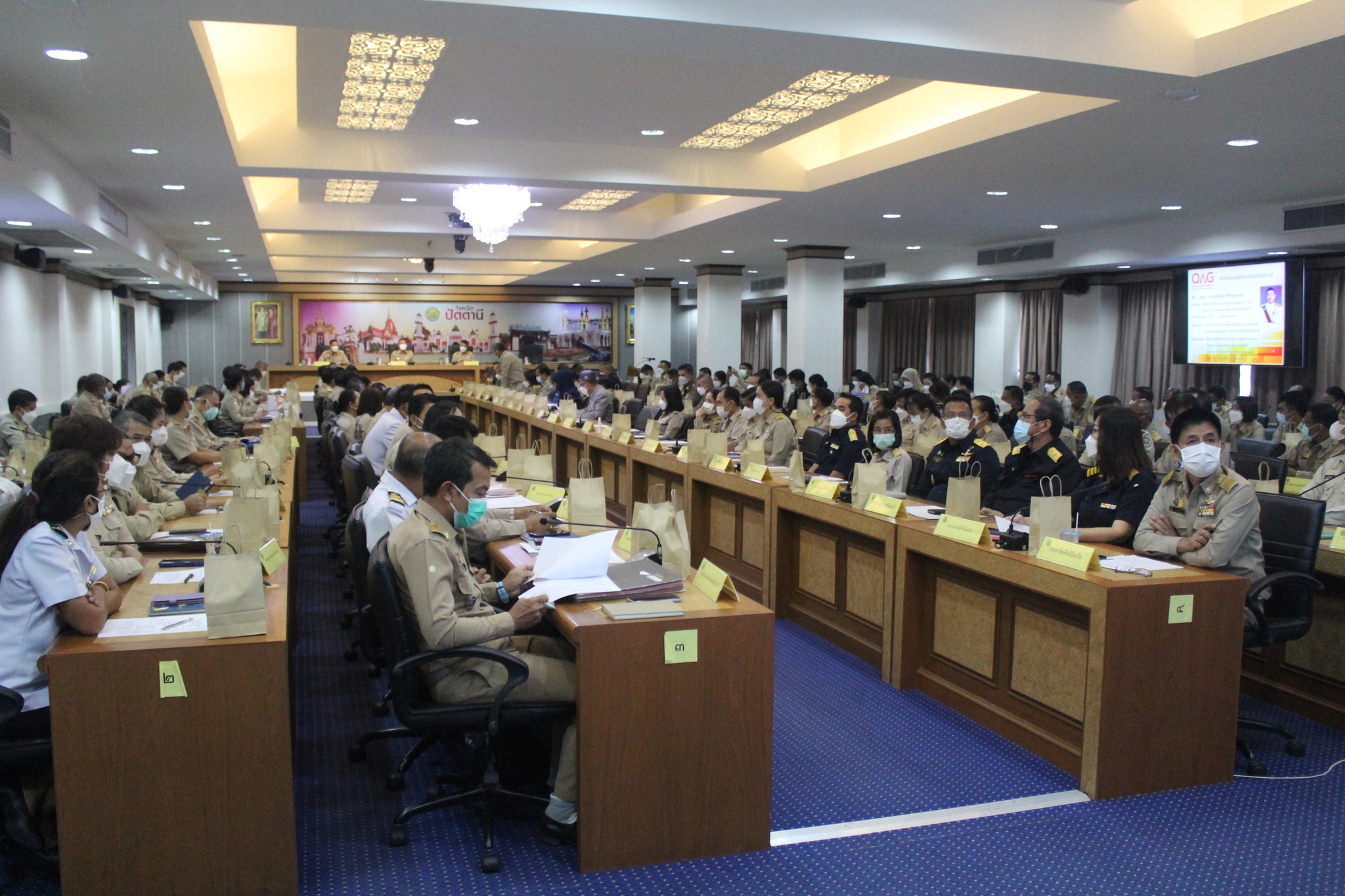 ผู้ว่าฯ ปัตตานี มอบเกียรติบัตร “ข้าราชการพลเรือนดีเด่นของจังหวัดปัตตานี” ประจำปี 2564