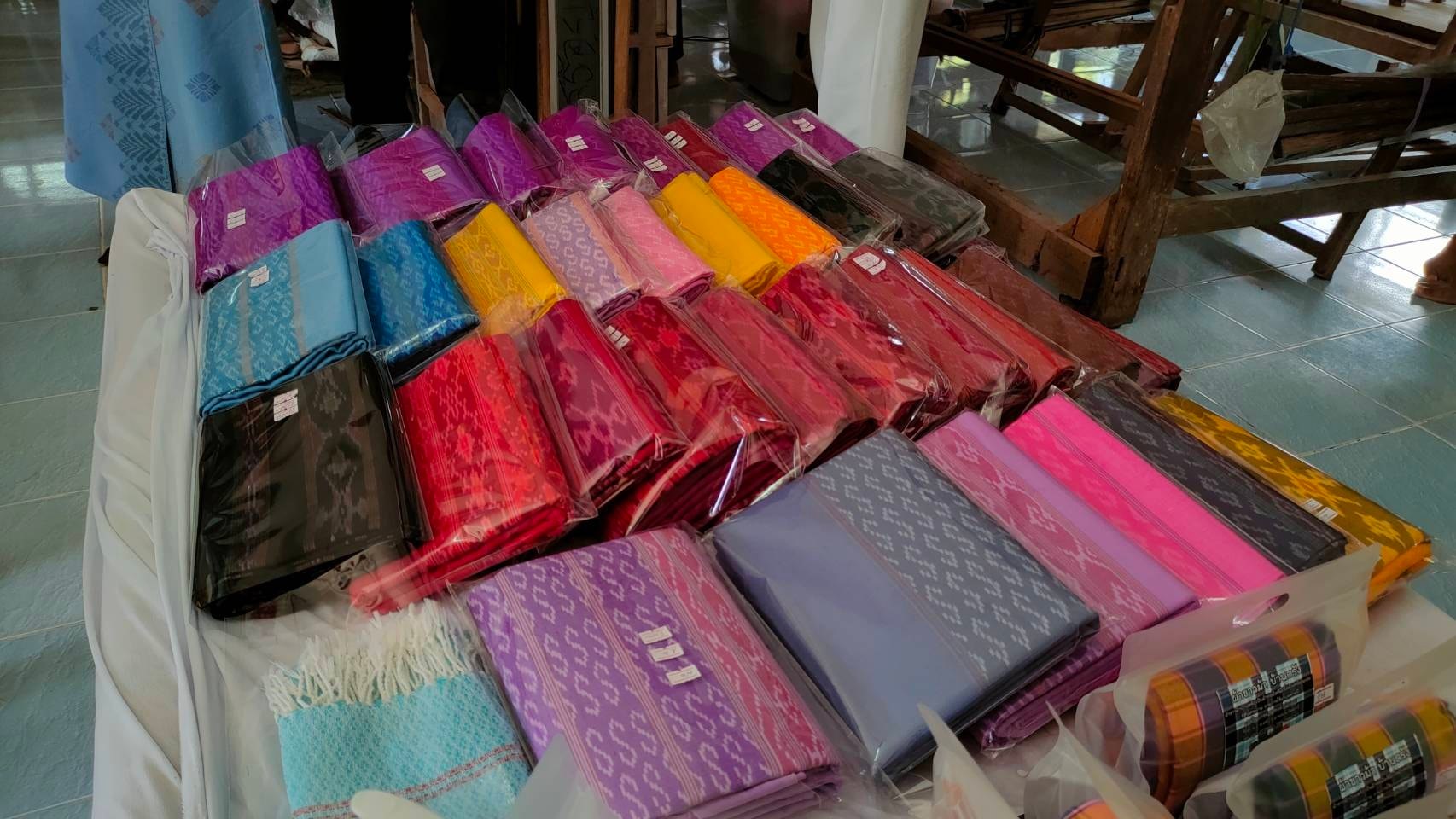 พจ.ปัตตานี ลงพื้นที่เยี่ยมชมกลุ่มทอผ้า ศูนย์ศิลปาชีพบ้านตรัง อำเภอมายอ จังหวัดปัตตานี