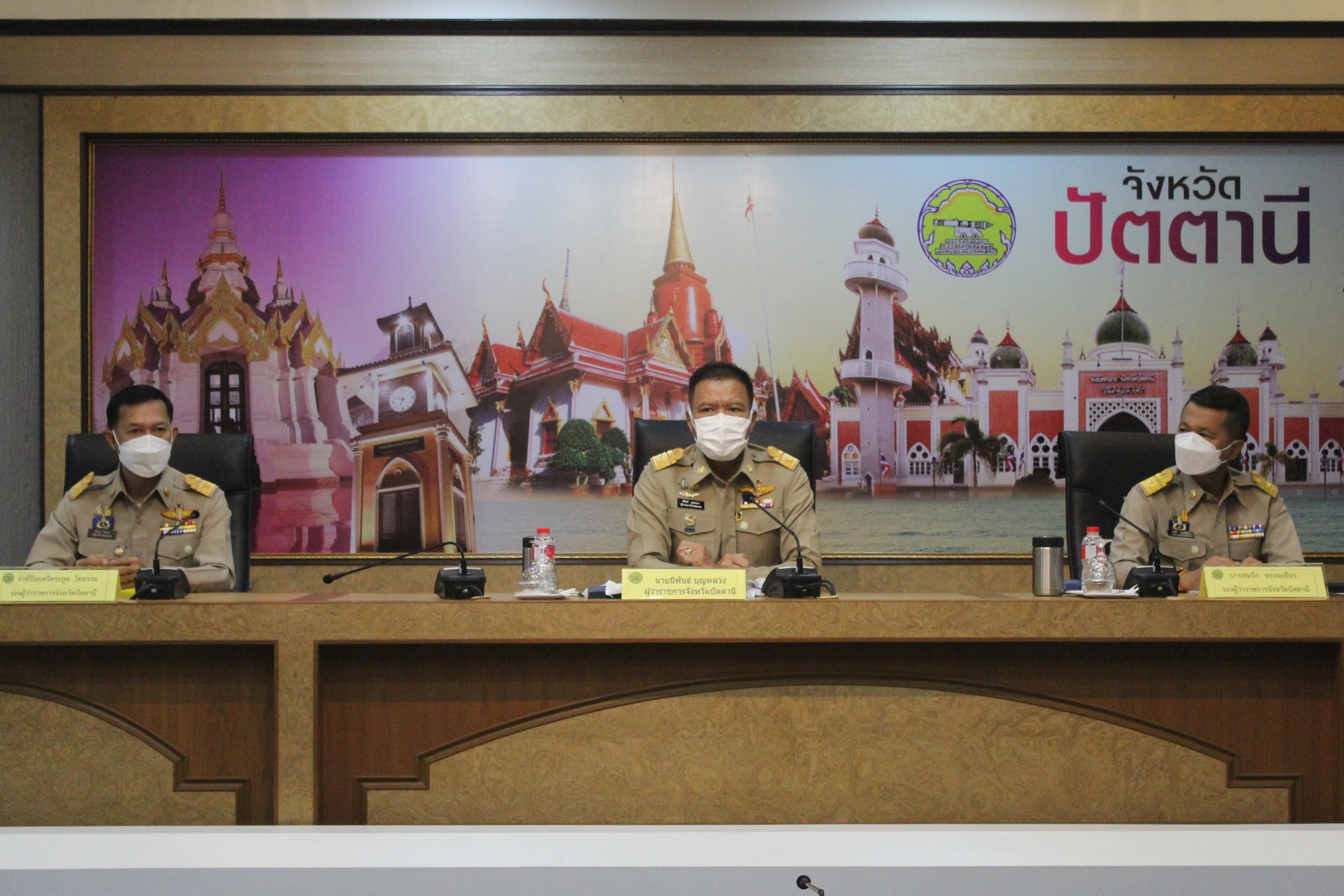 ผู้ว่าฯ ปัตตานี มอบเกียรติบัตร “ข้าราชการพลเรือนดีเด่นของจังหวัดปัตตานี” ประจำปี 2564