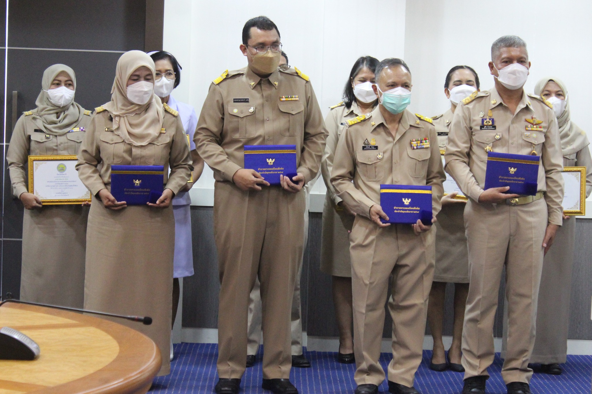 ผู้ว่าฯ ปัตตานี มอบเกียรติบัตร “ข้าราชการพลเรือนดีเด่นของจังหวัดปัตตานี” ประจำปี 2564
