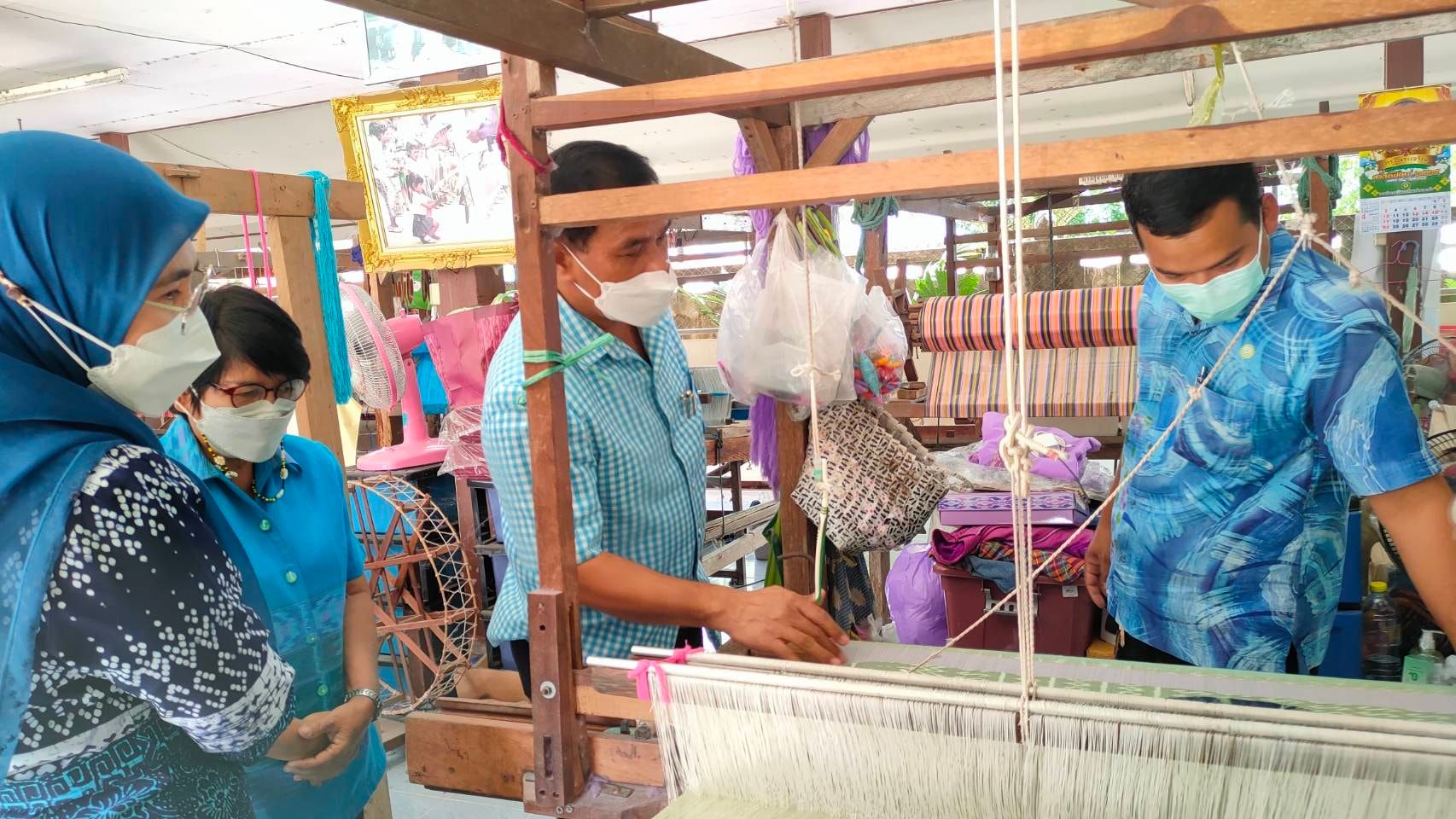 พจ.ปัตตานี ลงพื้นที่เยี่ยมชมกลุ่มทอผ้า ศูนย์ศิลปาชีพบ้านตรัง อำเภอมายอ จังหวัดปัตตานี