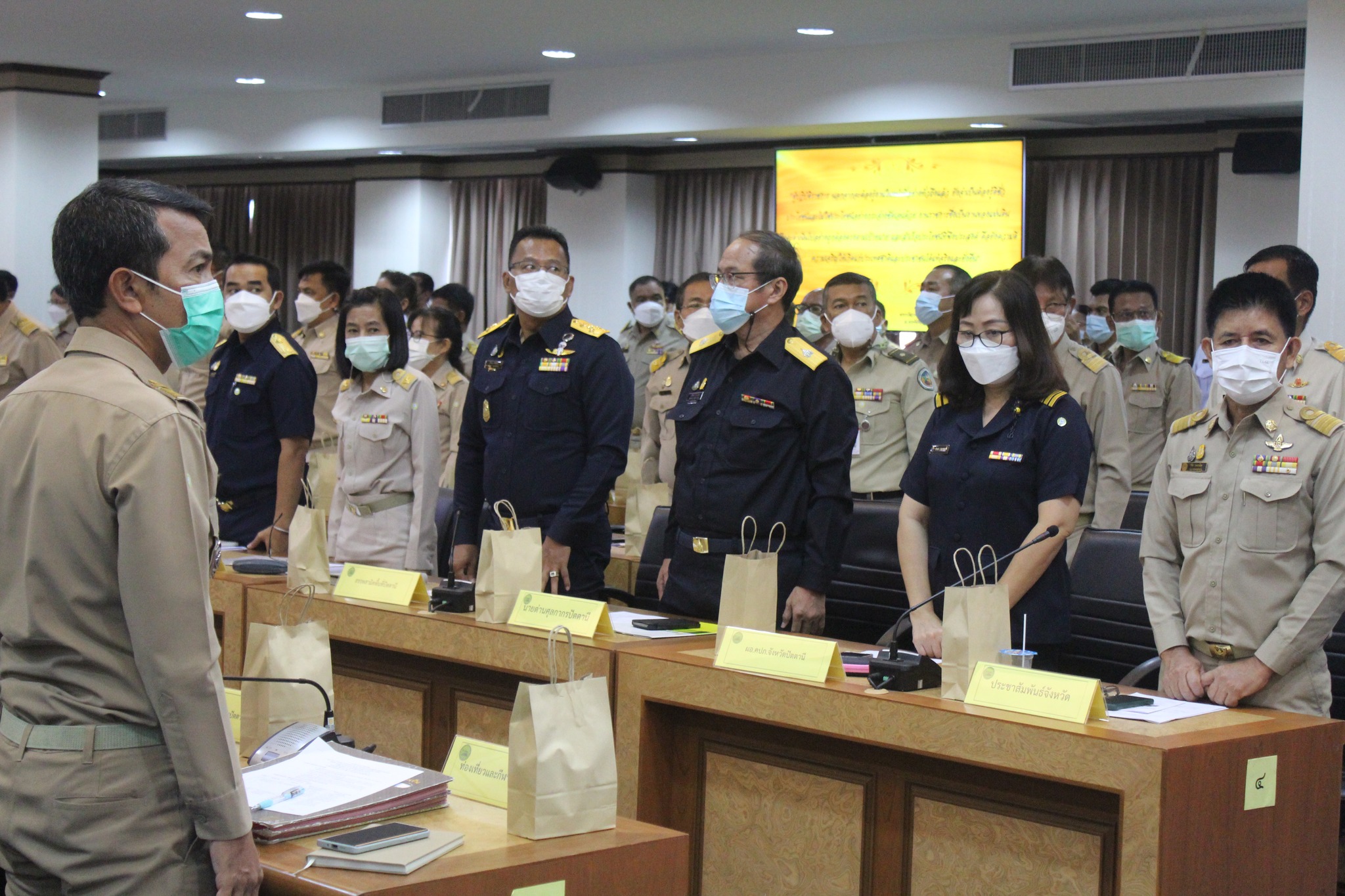 ผู้ว่าฯ ปัตตานี มอบเกียรติบัตร “ข้าราชการพลเรือนดีเด่นของจังหวัดปัตตานี” ประจำปี 2564