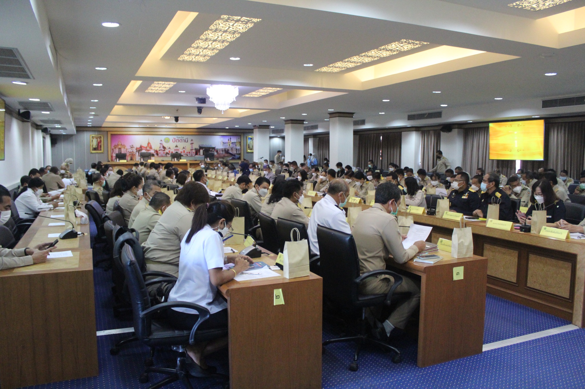 ผู้ว่าฯ ปัตตานี มอบเกียรติบัตร “ข้าราชการพลเรือนดีเด่นของจังหวัดปัตตานี” ประจำปี 2564