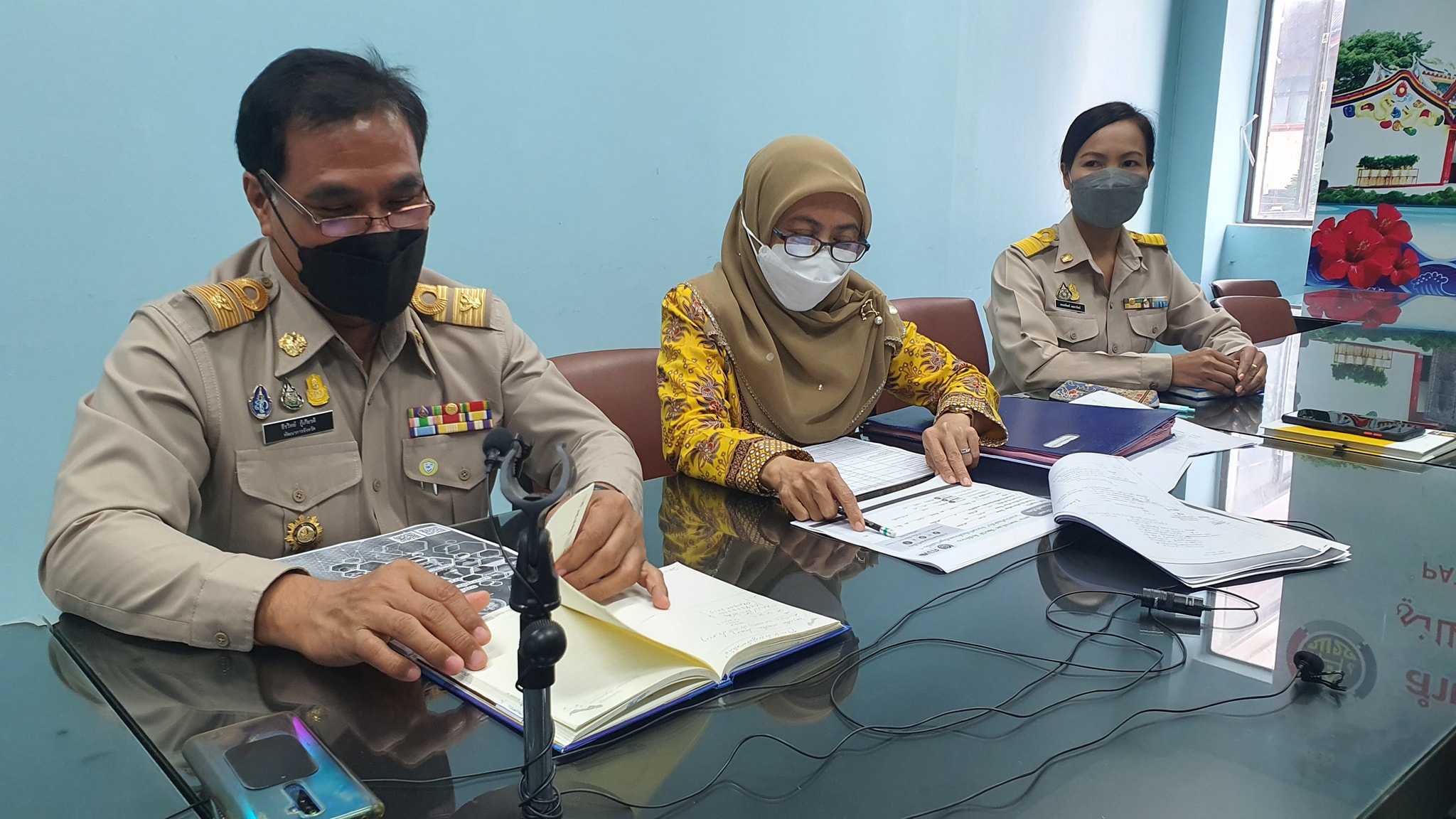 พช.ปัตตานี ประชุมการจัดทำข้อมูลแผนครัวเรือน ขจัดความยากจนและพัฒนาคนทุกช่วงวัยอย่างยั่งยืนตามหลักปรัชญาของเศรษฐกิจพอเพียง ผ่านระบบ Zoom Cloud Meeting