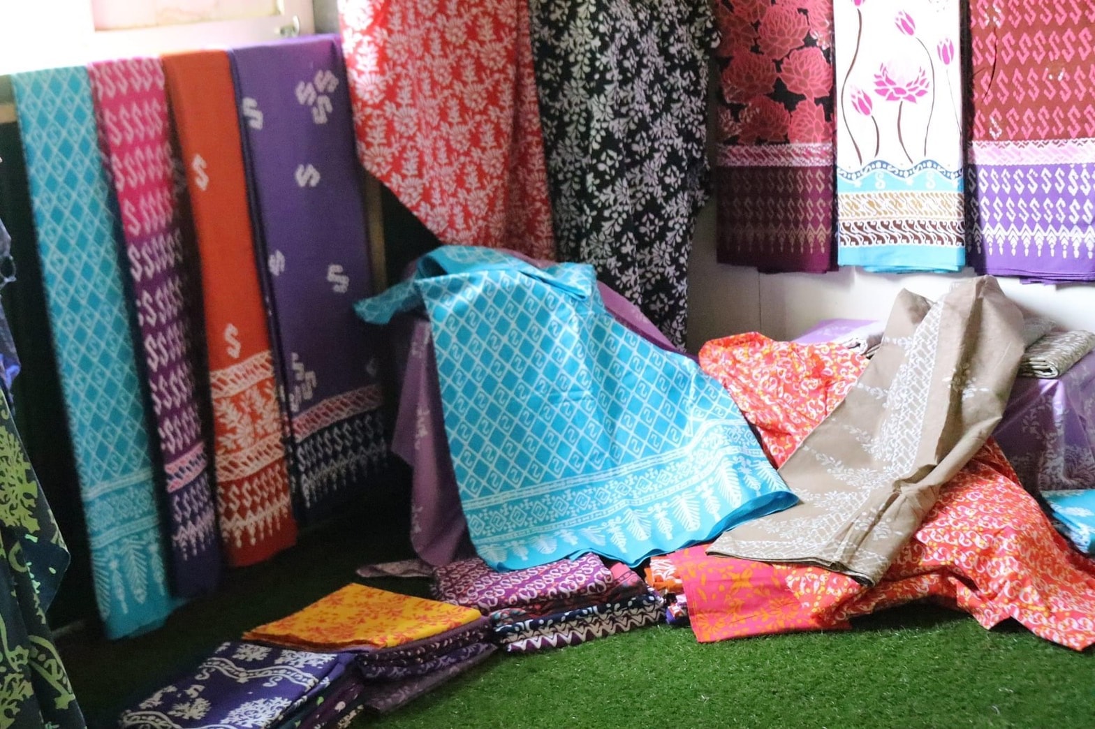 ผู้ตรวจราชการกรมการพัฒนาชุมชน เยี่ยมชมขั้นตอนการพิมพ์ลายบนผืนผ้า “กลุ่มผ้าพิมพ์ชาววัง” อำเภอหนองจิก