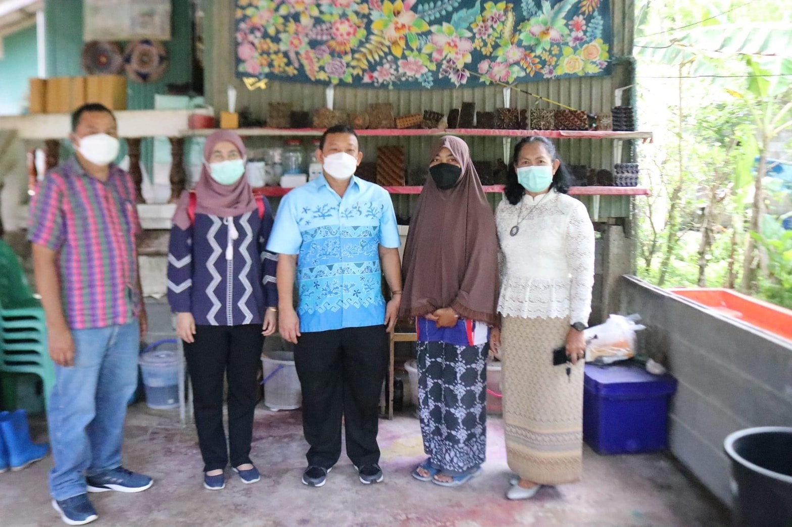 ผู้ตรวจราชการกรมการพัฒนาชุมชน เยี่ยมชมขั้นตอนการพิมพ์ลายบนผืนผ้า “กลุ่มผ้าพิมพ์ชาววัง” อำเภอหนองจิก