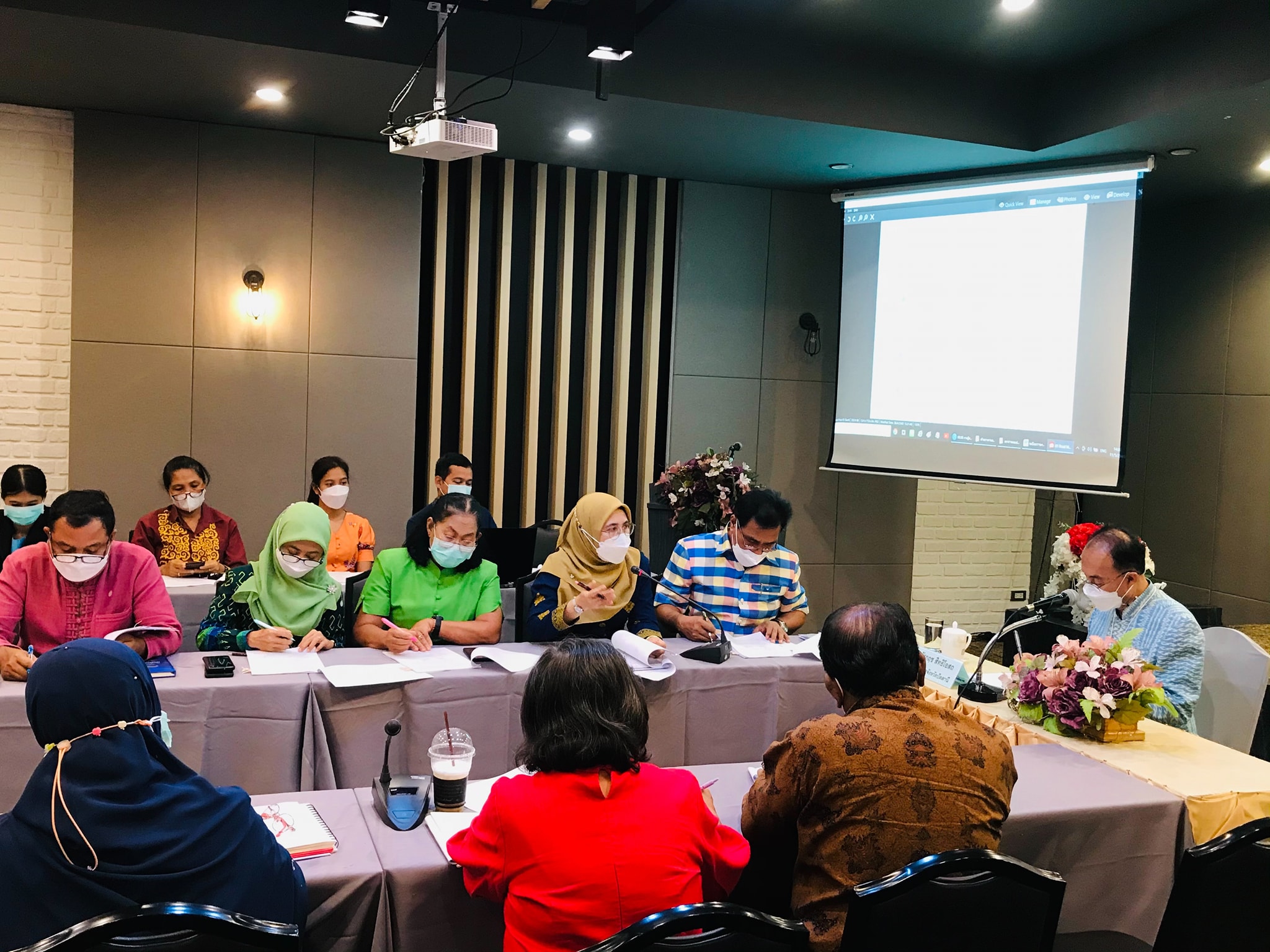 จังหวัดปัตตานี จัดประชุมเครือข่าย OTOP จังหวัดปัตตานี เพื่อส่งเสริมการพัฒนาผลิตภัณฑ์และช่องทางการตลาด พร้อมดำเนินการคัดสรรสุดยอดหนึ่งตำบล หนึ่งผลิตภัณฑ์ไทย พ.ศ. 2565