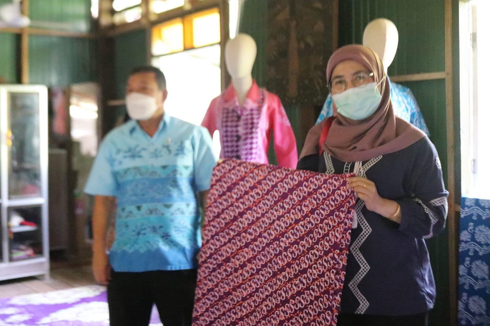 ผู้ตรวจราชการกรมการพัฒนาชุมชน เยี่ยมชมขั้นตอนการพิมพ์ลายบนผืนผ้า “กลุ่มผ้าพิมพ์ชาววัง” อำเภอหนองจิก