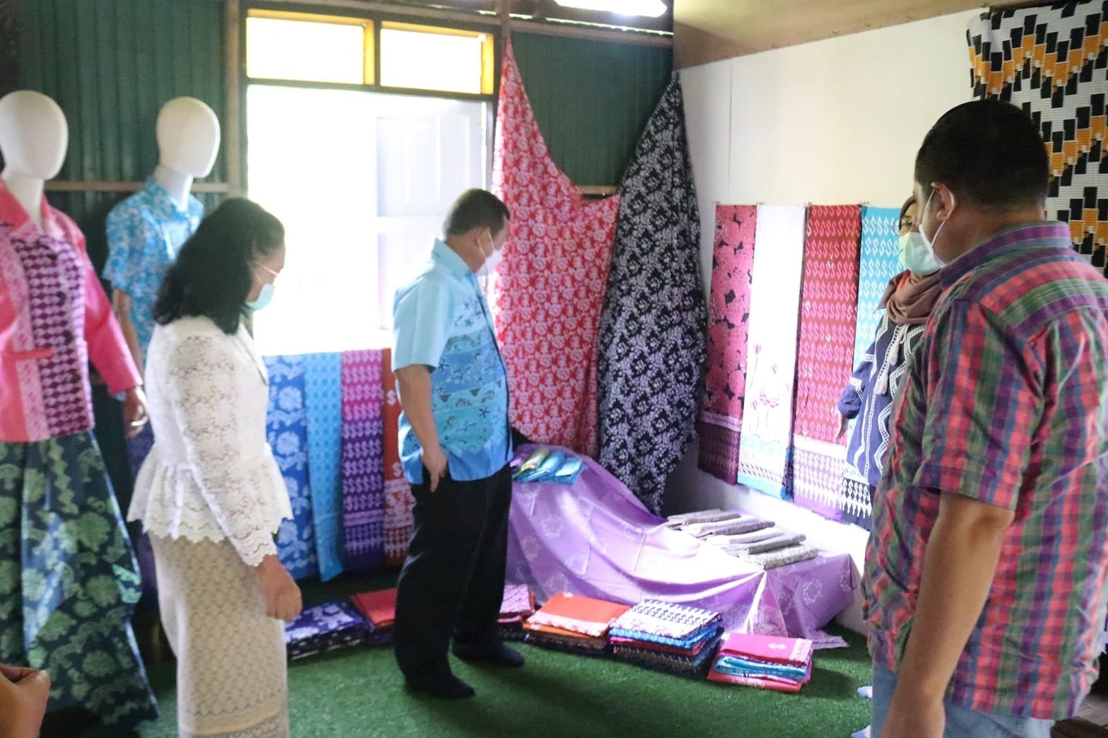 ผู้ตรวจราชการกรมการพัฒนาชุมชน เยี่ยมชมขั้นตอนการพิมพ์ลายบนผืนผ้า “กลุ่มผ้าพิมพ์ชาววัง” อำเภอหนองจิก
