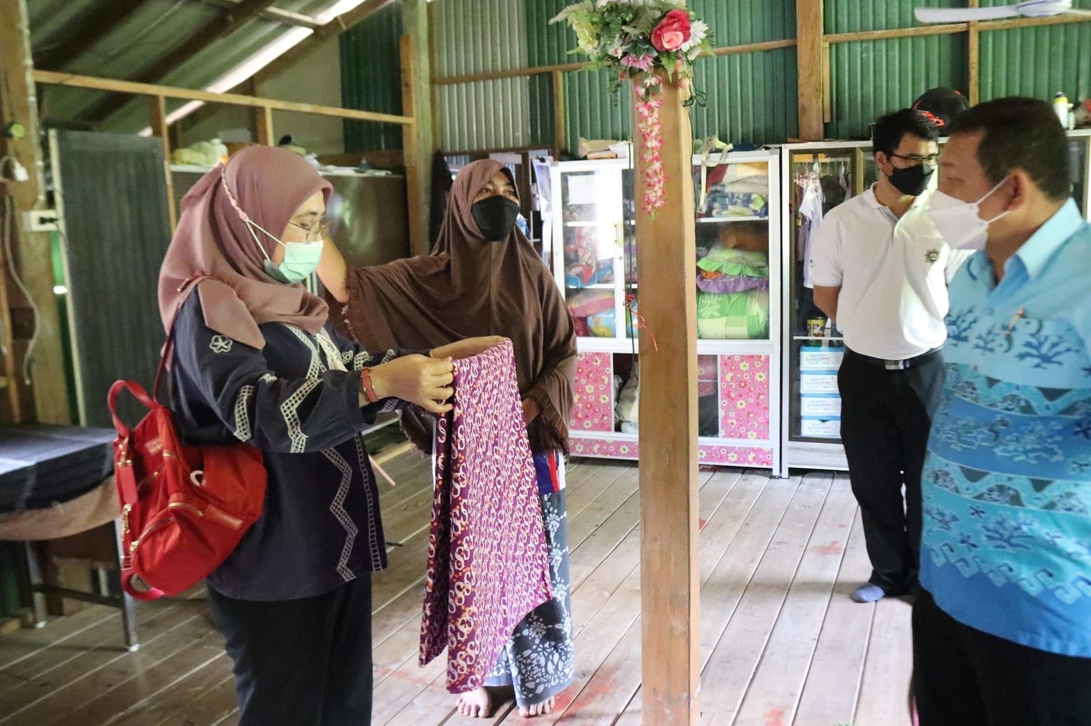 ผู้ตรวจราชการกรมการพัฒนาชุมชน เยี่ยมชมขั้นตอนการพิมพ์ลายบนผืนผ้า “กลุ่มผ้าพิมพ์ชาววัง” อำเภอหนองจิก