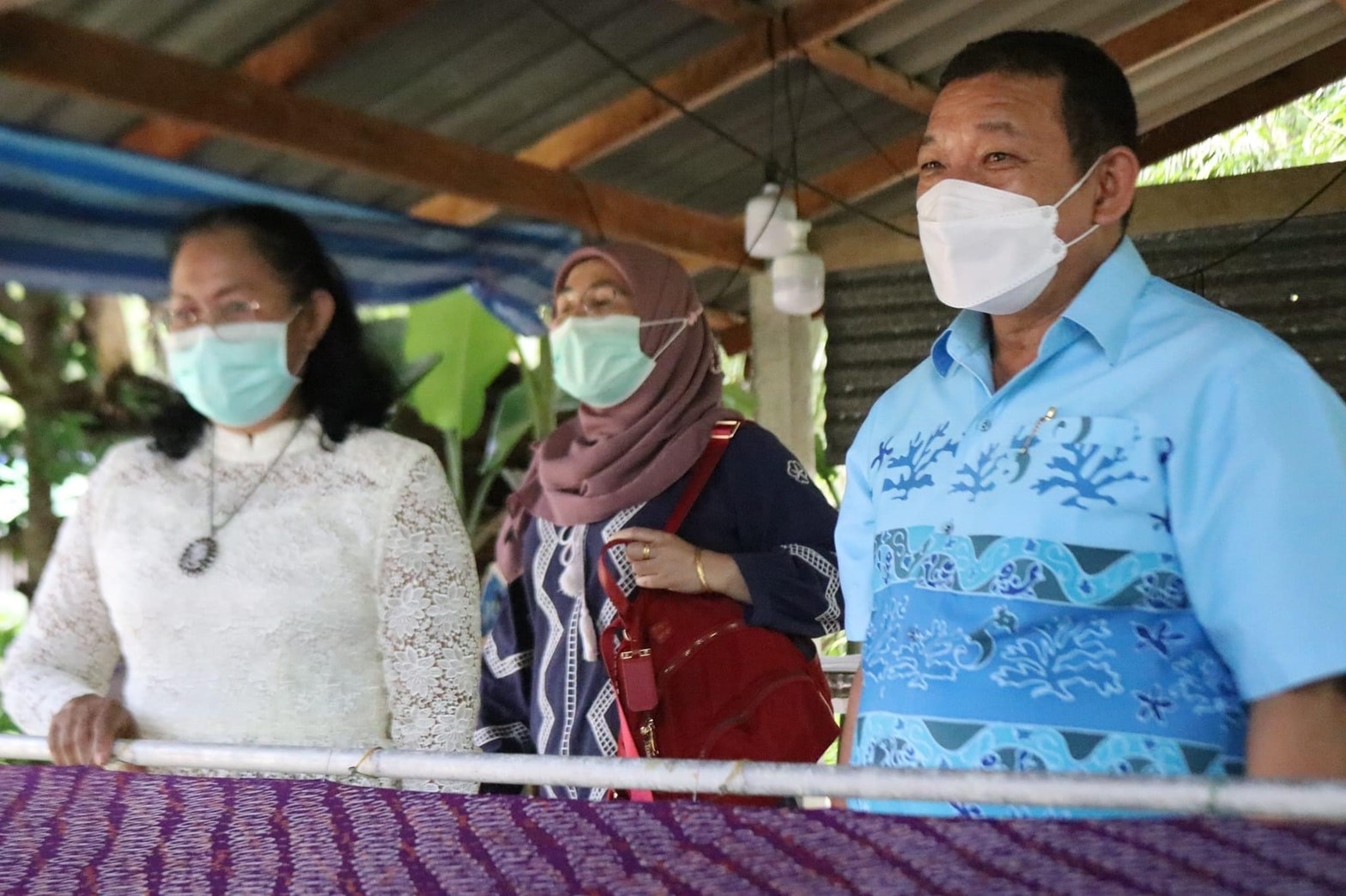 ผู้ตรวจราชการกรมการพัฒนาชุมชน เยี่ยมชมขั้นตอนการพิมพ์ลายบนผืนผ้า “กลุ่มผ้าพิมพ์ชาววัง” อำเภอหนองจิก