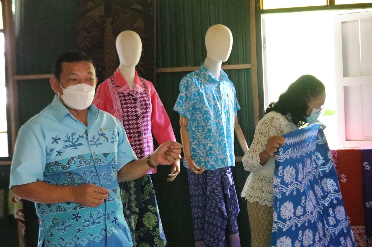 ผู้ตรวจราชการกรมการพัฒนาชุมชน เยี่ยมชมขั้นตอนการพิมพ์ลายบนผืนผ้า “กลุ่มผ้าพิมพ์ชาววัง” อำเภอหนองจิก