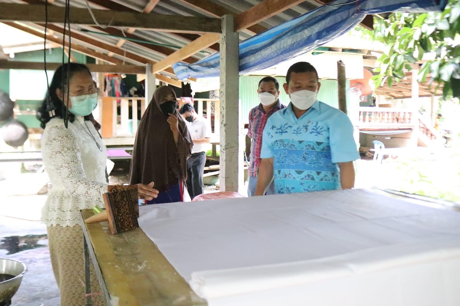 ผู้ตรวจราชการกรมการพัฒนาชุมชน เยี่ยมชมขั้นตอนการพิมพ์ลายบนผืนผ้า “กลุ่มผ้าพิมพ์ชาววัง” อำเภอหนองจิก