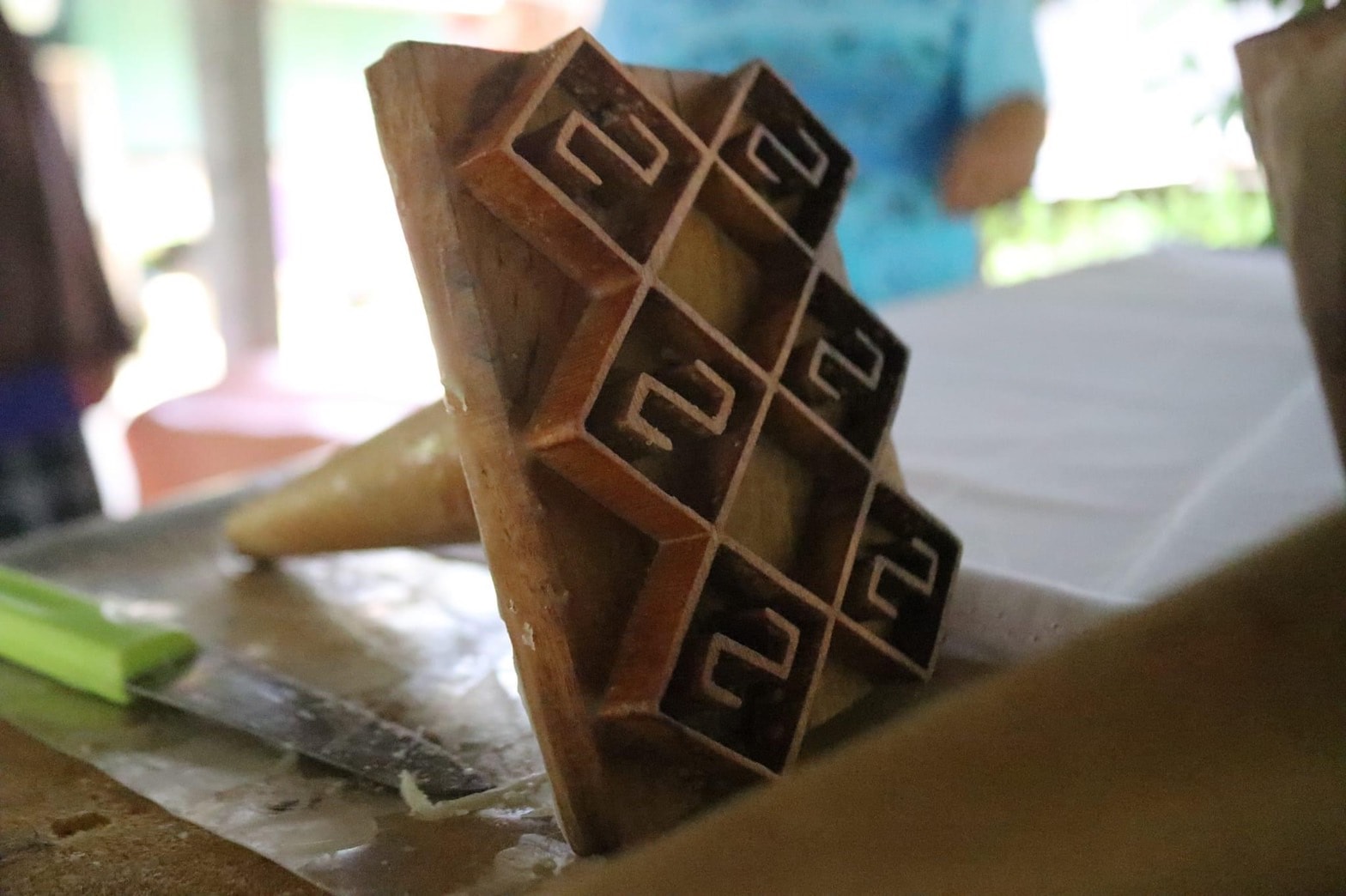 ผู้ตรวจราชการกรมการพัฒนาชุมชน เยี่ยมชมขั้นตอนการพิมพ์ลายบนผืนผ้า “กลุ่มผ้าพิมพ์ชาววัง” อำเภอหนองจิก