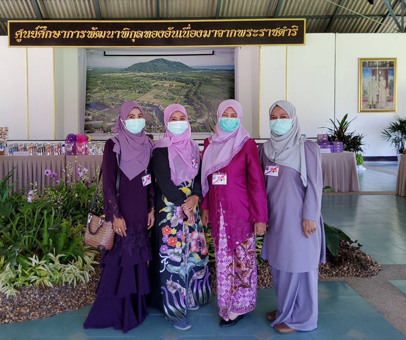 พช.ปัตตานี นำผู้ประกอบการ OTOP และข้าราชการ เฝ้ารับเสด็จ สมเด็จพระกนิษฐาธิราชเจ้า กรมสมเด็จพระเทพรัตนราชสุดาฯ สยามบรมราชกุมารี  เสด็จทอดพระเนตรผลิตภัณฑ์ชุมชน “หนึ่งตำบล หนึ่งผลิตภัณฑ์”