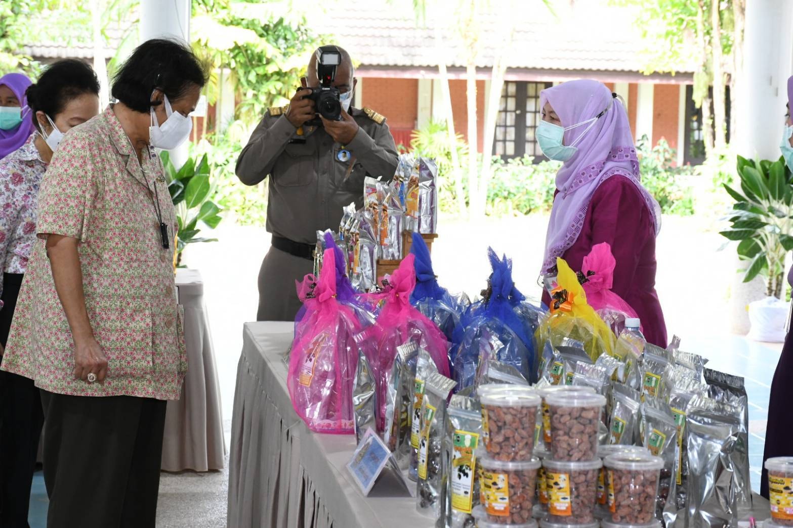 พช.ปัตตานี นำผู้ประกอบการ OTOP และข้าราชการ เฝ้ารับเสด็จ สมเด็จพระกนิษฐาธิราชเจ้า กรมสมเด็จพระเทพรัตนราชสุดาฯ สยามบรมราชกุมารี  เสด็จทอดพระเนตรผลิตภัณฑ์ชุมชน “หนึ่งตำบล หนึ่งผลิตภัณฑ์”