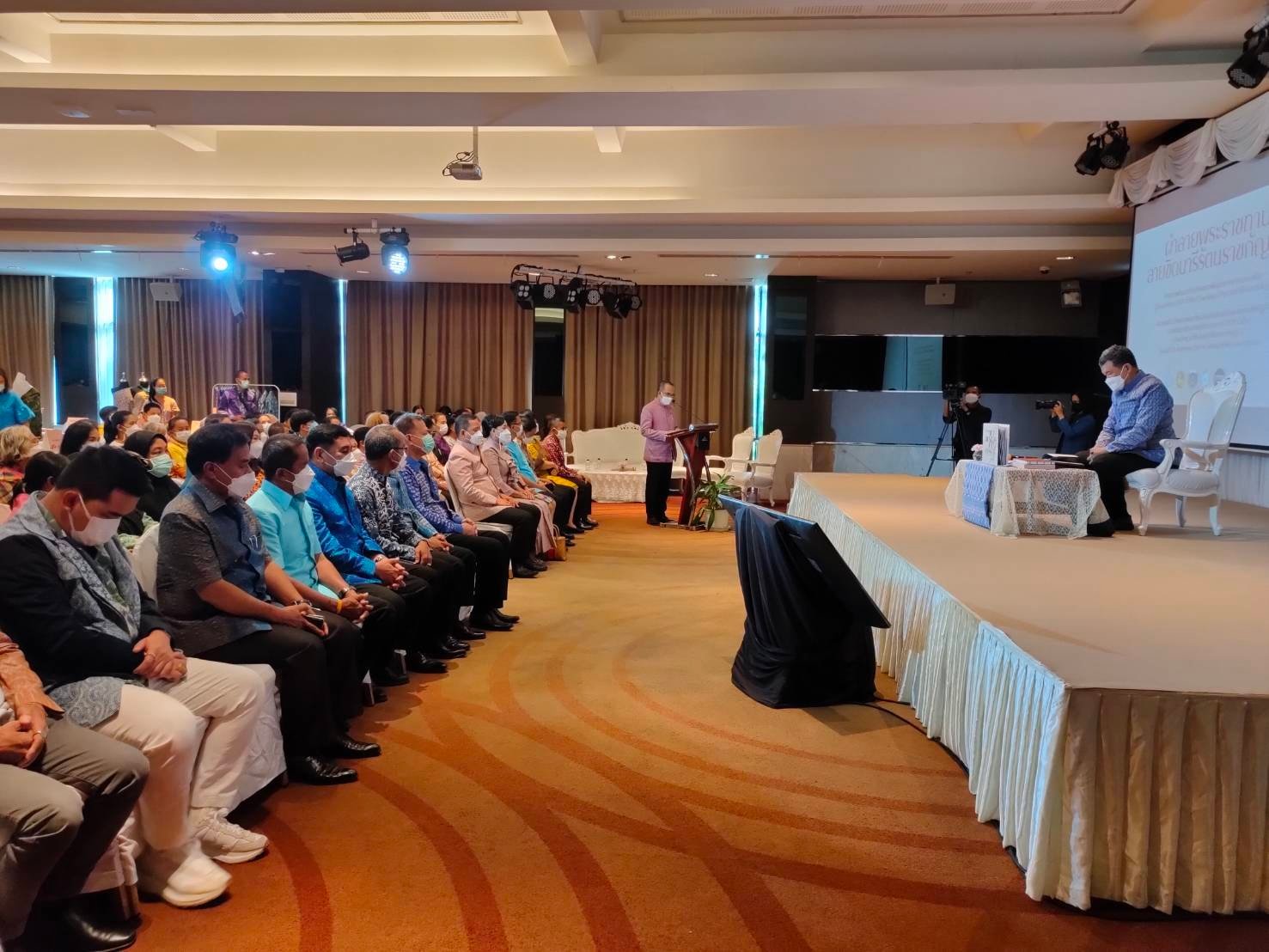 พช.ปัตตานี นำผู้ประกอบการ OTOP ผ้าไทย ร่วมโครงการพัฒนาศักยภาพและเพิ่มช่องทางการตลาดให้กับผู้ประกอบการ OTOP ผ้าไทย (Coaching ผ้าขิดลายนารีรัตนราชกัญญา)