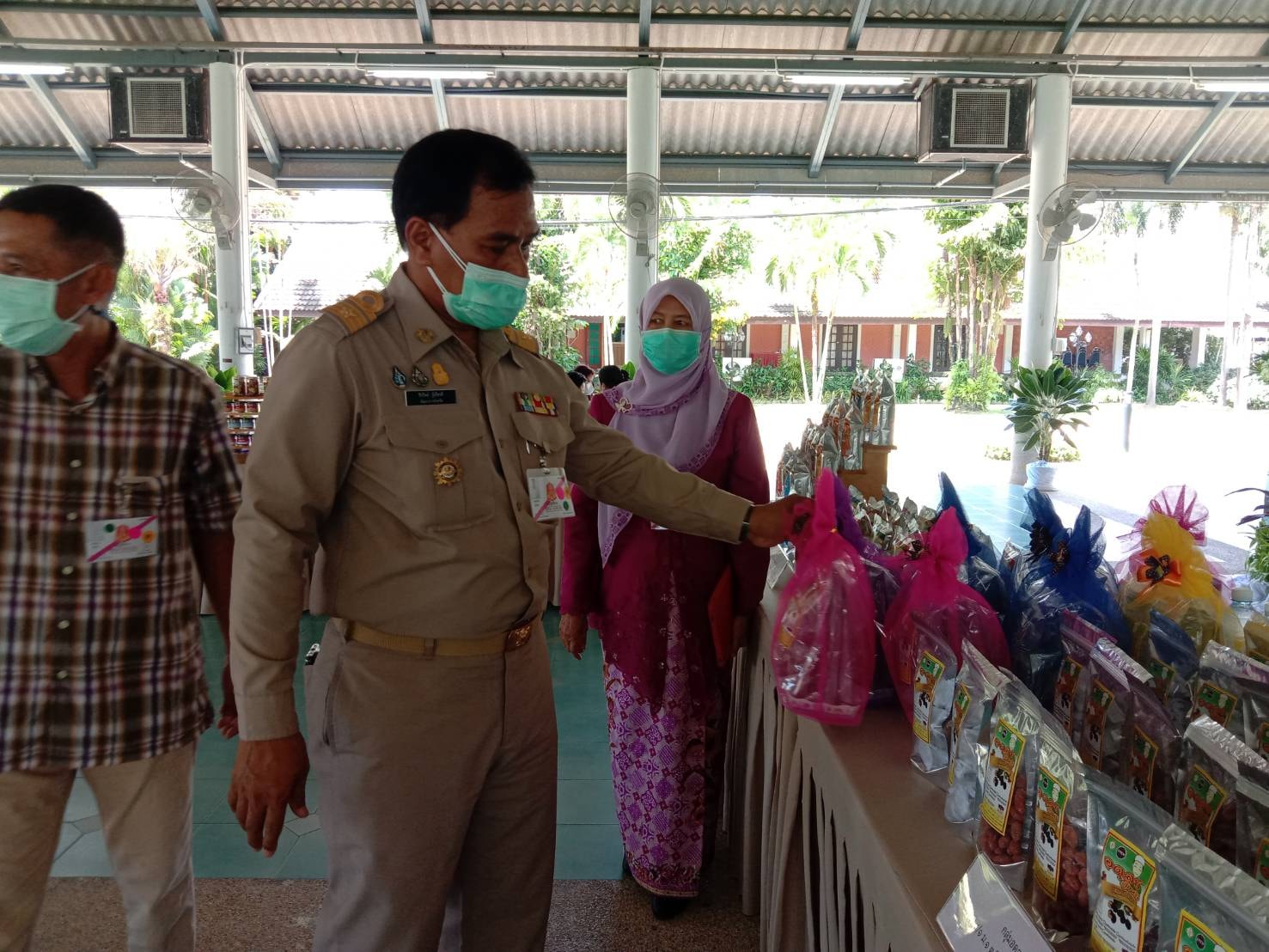 พช.ปัตตานี นำผู้ประกอบการ OTOP และข้าราชการ เฝ้ารับเสด็จ สมเด็จพระกนิษฐาธิราชเจ้า กรมสมเด็จพระเทพรัตนราชสุดาฯ สยามบรมราชกุมารี  เสด็จทอดพระเนตรผลิตภัณฑ์ชุมชน “หนึ่งตำบล หนึ่งผลิตภัณฑ์”