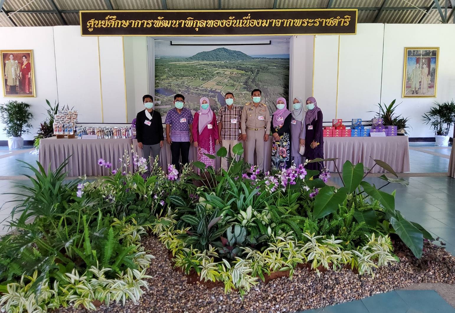 พช.ปัตตานี นำผู้ประกอบการ OTOP และข้าราชการ เฝ้ารับเสด็จ สมเด็จพระกนิษฐาธิราชเจ้า กรมสมเด็จพระเทพรัตนราชสุดาฯ สยามบรมราชกุมารี  เสด็จทอดพระเนตรผลิตภัณฑ์ชุมชน “หนึ่งตำบล หนึ่งผลิตภัณฑ์”