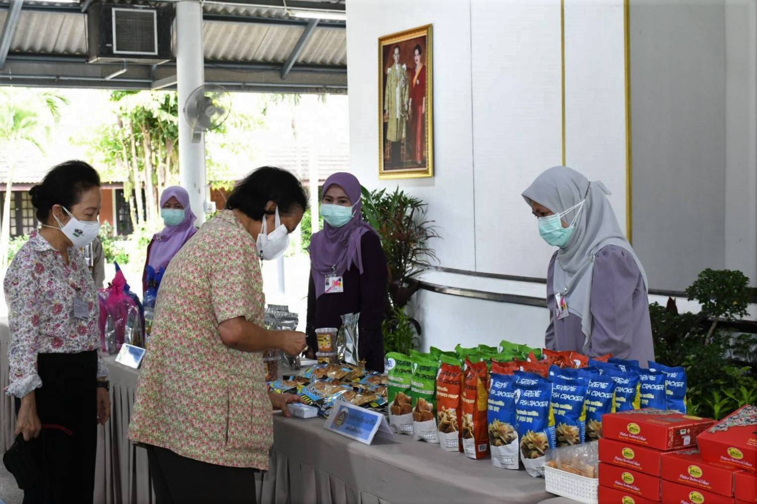 พช.ปัตตานี นำผู้ประกอบการ OTOP และข้าราชการ เฝ้ารับเสด็จ สมเด็จพระกนิษฐาธิราชเจ้า กรมสมเด็จพระเทพรัตนราชสุดาฯ สยามบรมราชกุมารี  เสด็จทอดพระเนตรผลิตภัณฑ์ชุมชน “หนึ่งตำบล หนึ่งผลิตภัณฑ์”