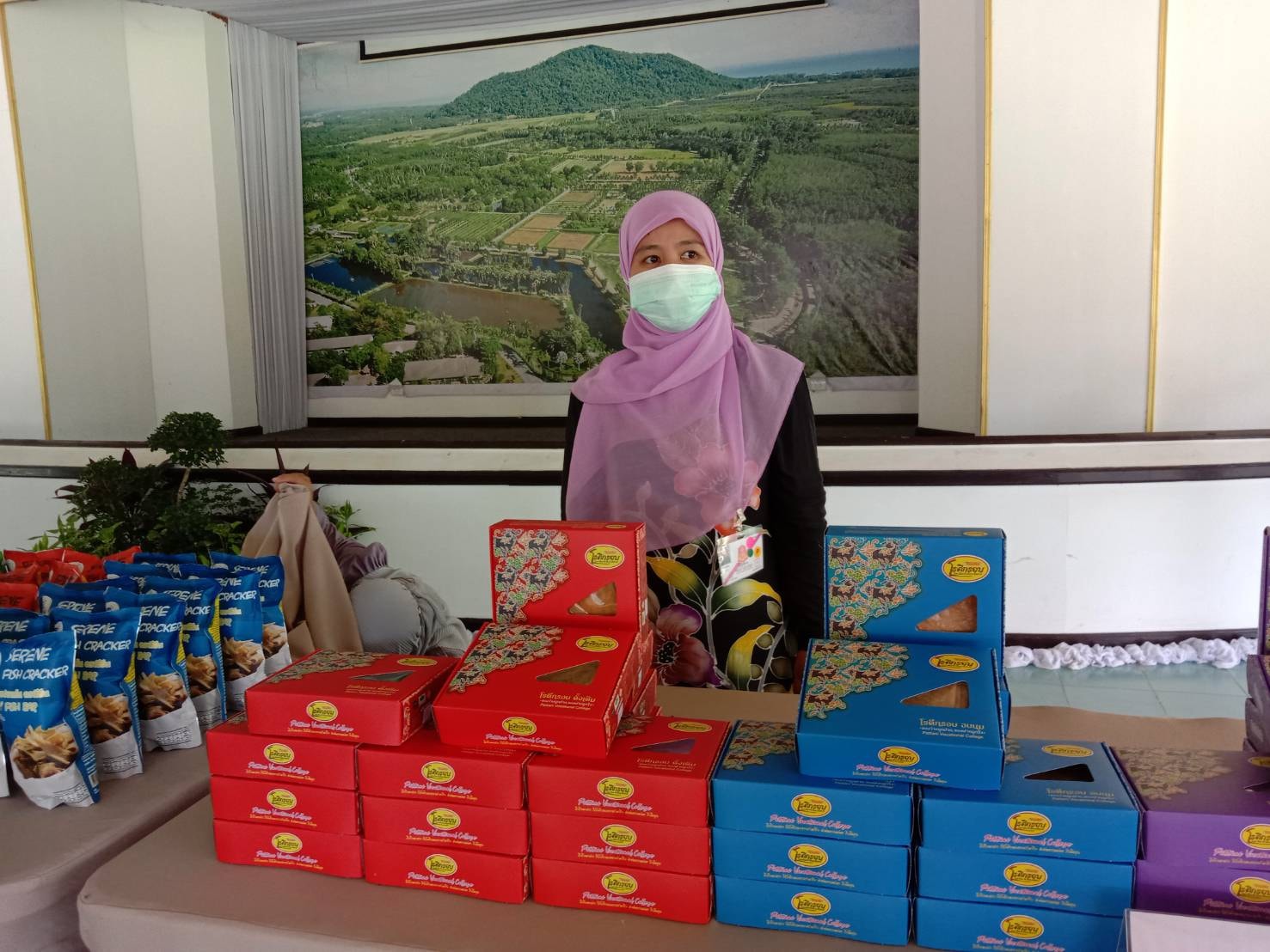 พช.ปัตตานี นำผู้ประกอบการ OTOP และข้าราชการ เฝ้ารับเสด็จ สมเด็จพระกนิษฐาธิราชเจ้า กรมสมเด็จพระเทพรัตนราชสุดาฯ สยามบรมราชกุมารี  เสด็จทอดพระเนตรผลิตภัณฑ์ชุมชน “หนึ่งตำบล หนึ่งผลิตภัณฑ์”