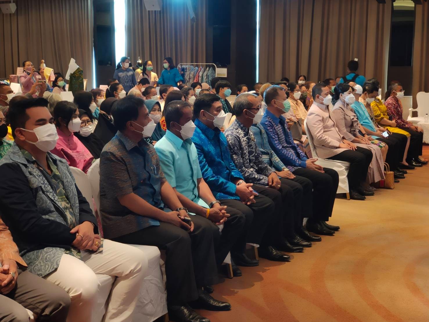 พช.ปัตตานี นำผู้ประกอบการ OTOP ผ้าไทย ร่วมโครงการพัฒนาศักยภาพและเพิ่มช่องทางการตลาดให้กับผู้ประกอบการ OTOP ผ้าไทย (Coaching ผ้าขิดลายนารีรัตนราชกัญญา)