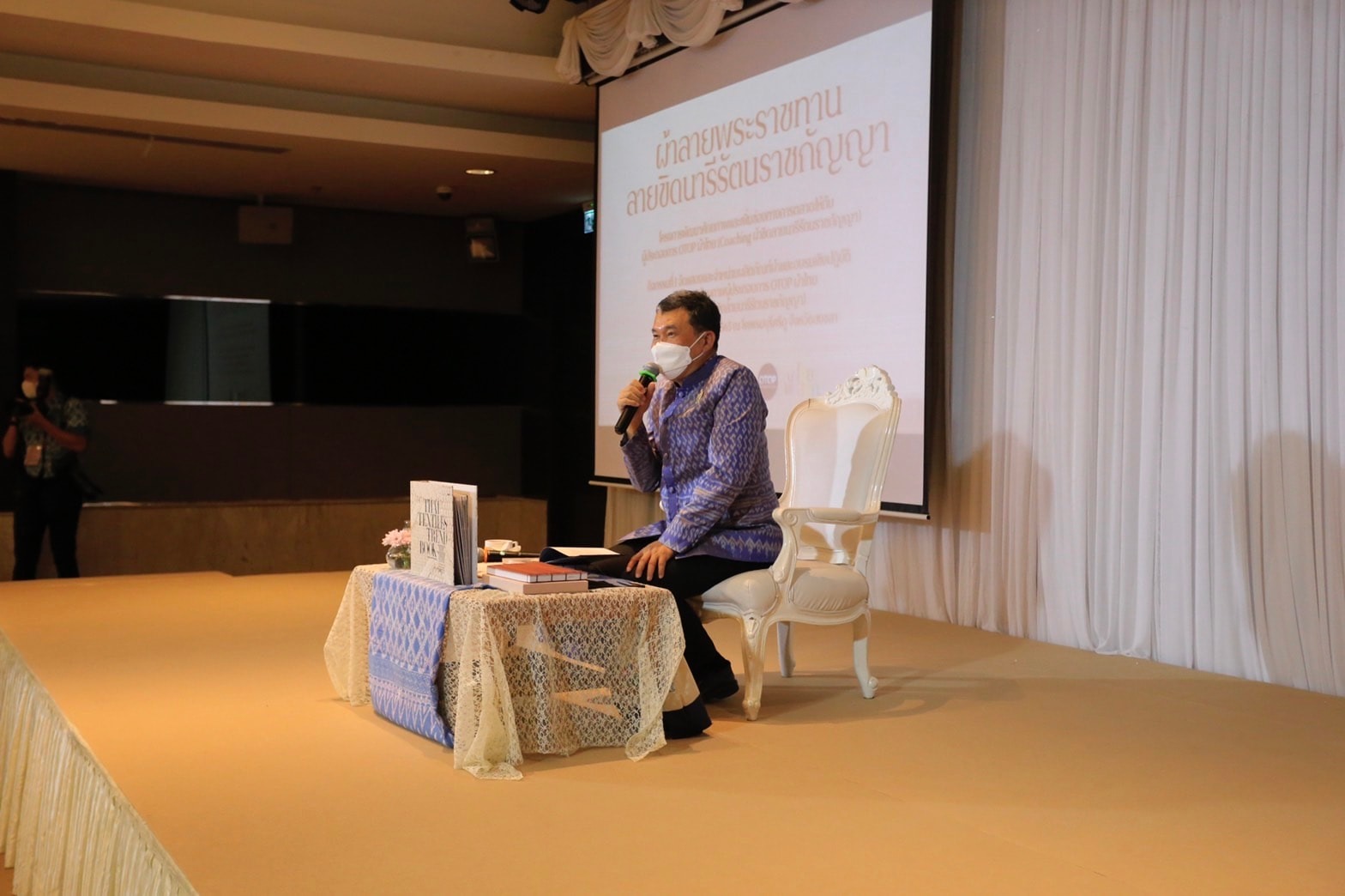 พช.ปัตตานี นำผู้ประกอบการ OTOP ผ้าไทย ร่วมโครงการพัฒนาศักยภาพและเพิ่มช่องทางการตลาดให้กับผู้ประกอบการ OTOP ผ้าไทย (Coaching ผ้าขิดลายนารีรัตนราชกัญญา)