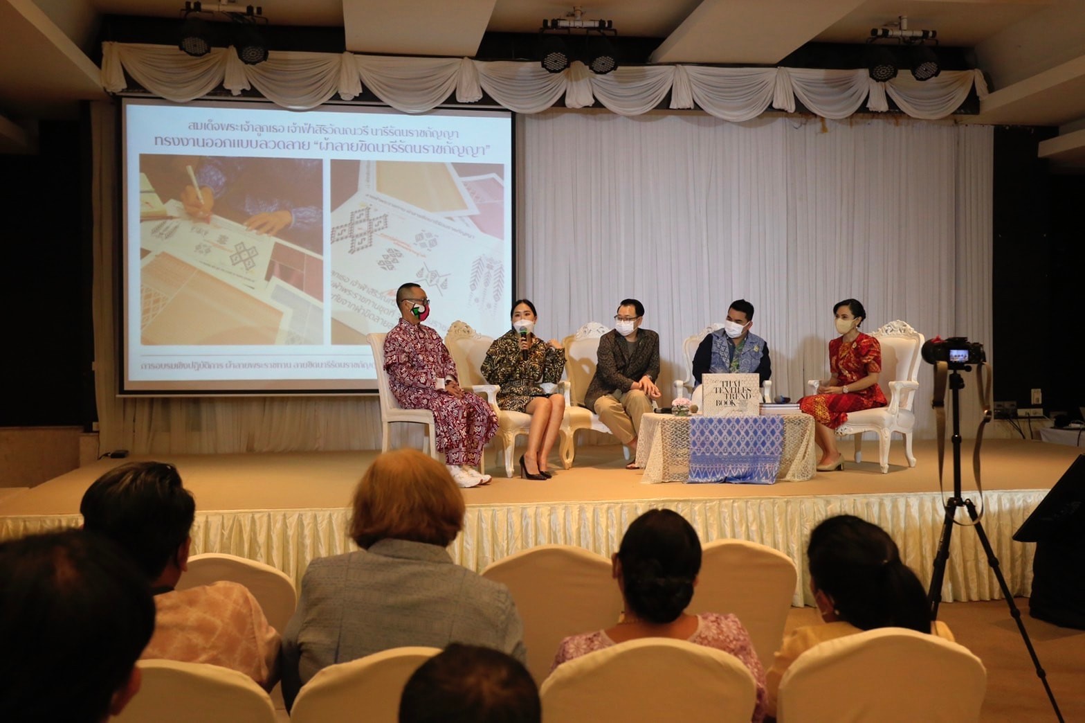 พช.ปัตตานี นำผู้ประกอบการ OTOP ผ้าไทย ร่วมโครงการพัฒนาศักยภาพและเพิ่มช่องทางการตลาดให้กับผู้ประกอบการ OTOP ผ้าไทย (Coaching ผ้าขิดลายนารีรัตนราชกัญญา)