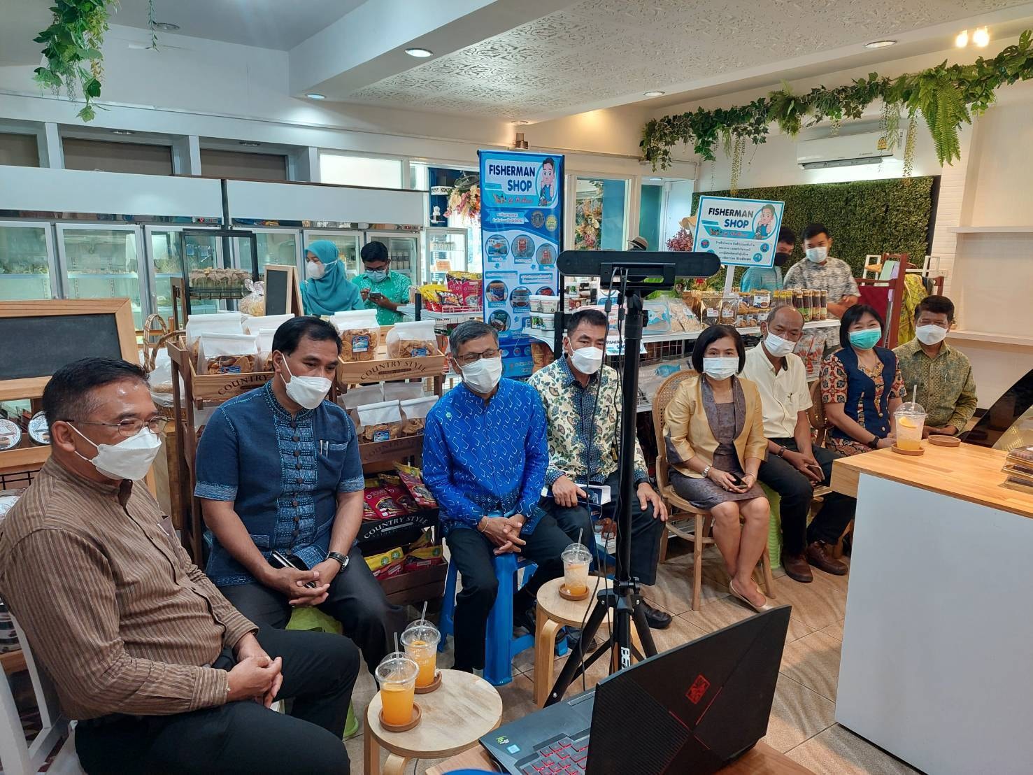 พช.ปัตตานี ใช้ศูนย์กระจายสินค้า OTOP บูรณาการร่วม สนง.ประมงฯ เปิด Fisherman Shop เพิ่มช่องทางกระจายสินค้าสัตว์น้ำในพื้นที่จังหวัดปัตตานี