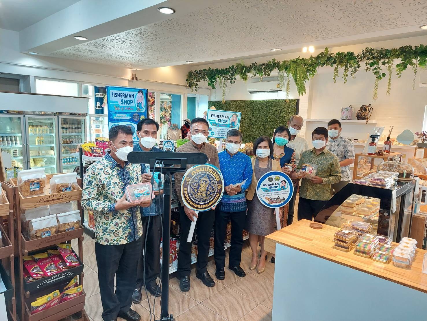 พช.ปัตตานี ใช้ศูนย์กระจายสินค้า OTOP บูรณาการร่วม สนง.ประมงฯ เปิด Fisherman Shop เพิ่มช่องทางกระจายสินค้าสัตว์น้ำในพื้นที่จังหวัดปัตตานี