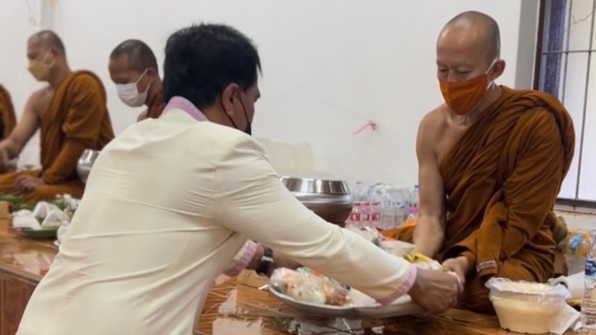 พช.ปัตตานี ถวายภัตตาหารแด่พระภิกษุสงฆ์ พร้อมถวายกำลังใจแด่พระภิกษุ จากโครงการ “จิตอาสา กำลังใจ พัชรธรรม”