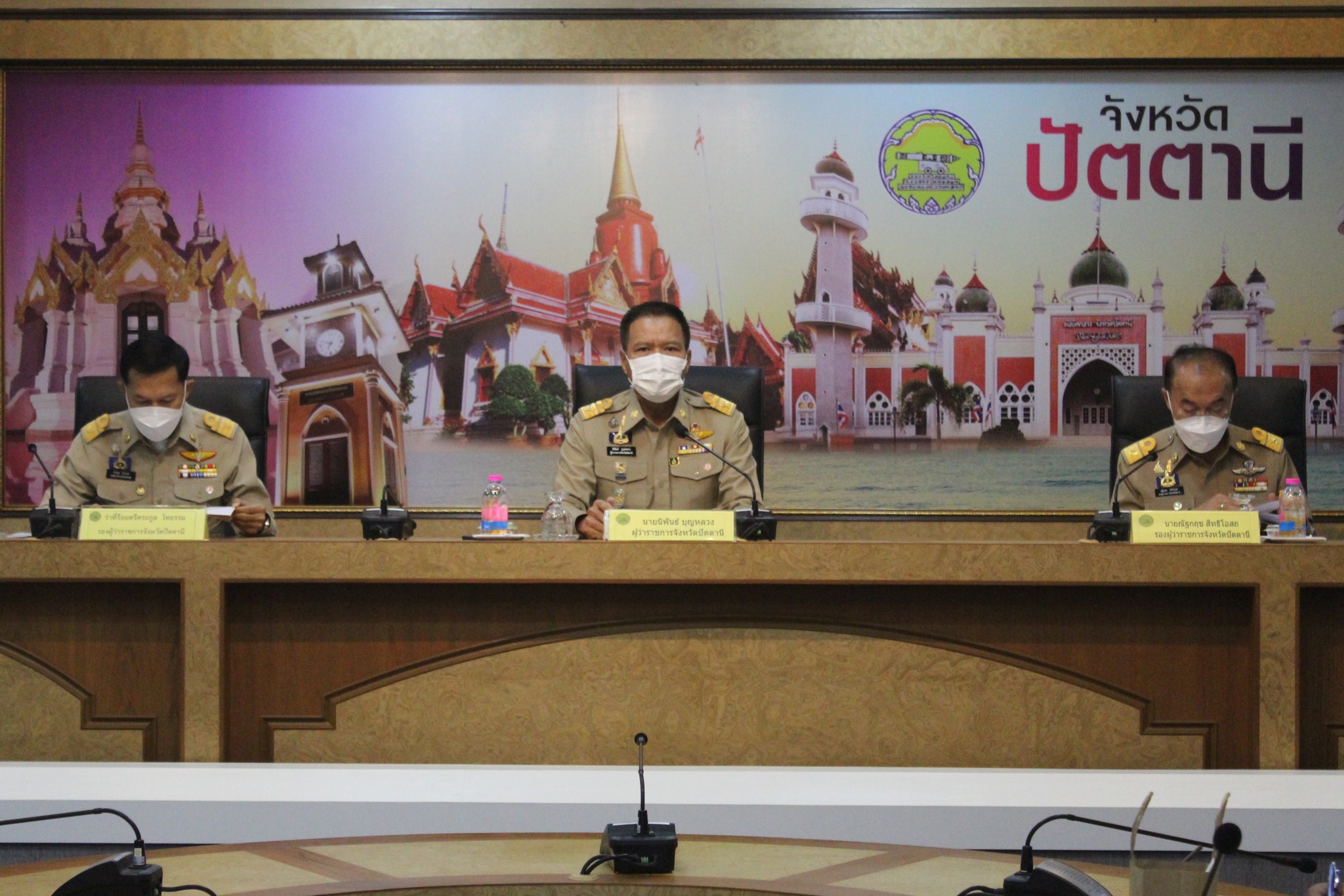 ผู้ว่าฯ ปัตตานี ชื่นชมความเข้มแข็งของชุมชน มอบเกียรติบัตรแก่ “หมู่บ้านกองทุนแม่ของแผ่นดินดีเด่นระดับจังหวัด” จังหวัดปัตตานี ประจำปี 2565