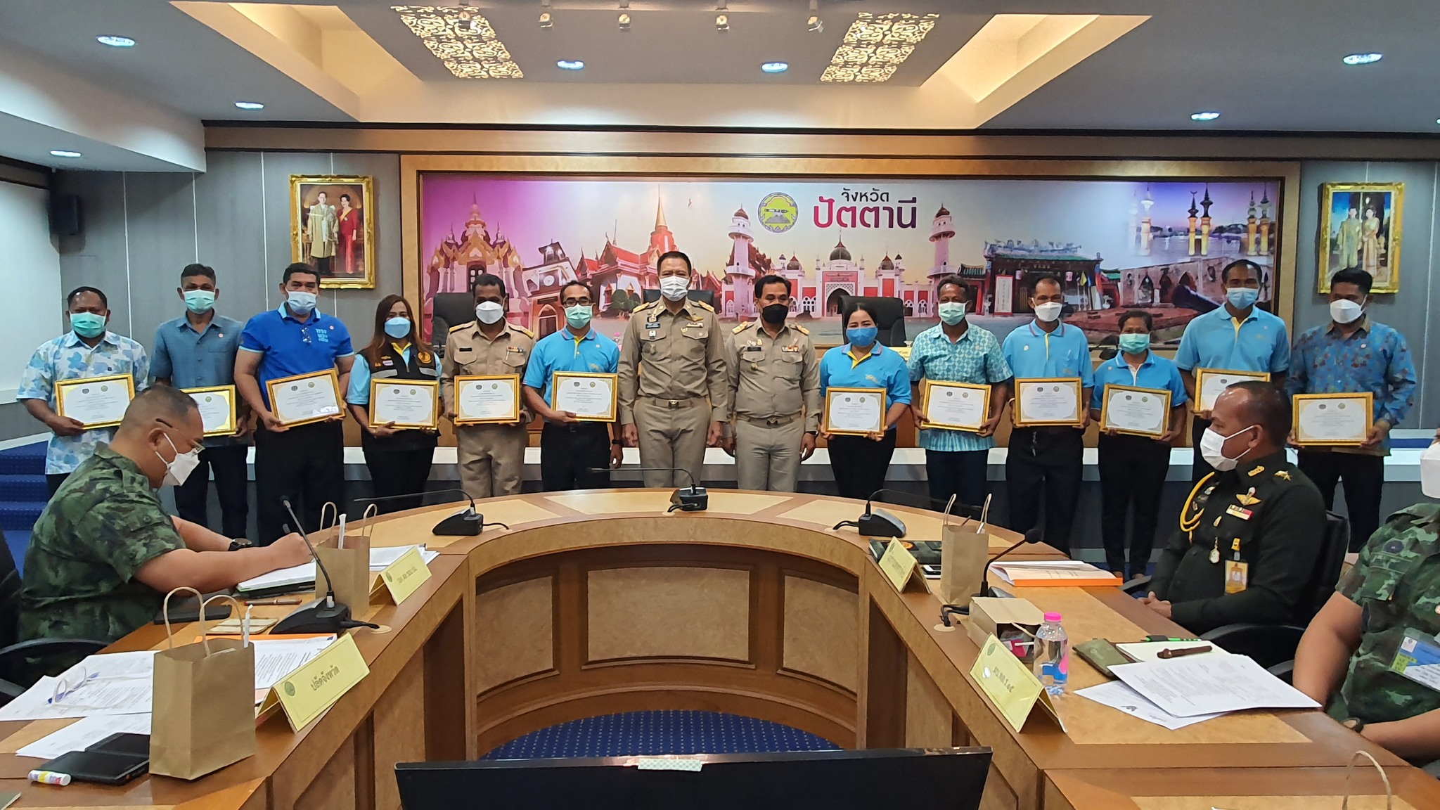 ผู้ว่าฯ ปัตตานี ชื่นชมความเข้มแข็งของชุมชน มอบเกียรติบัตรแก่ “หมู่บ้านกองทุนแม่ของแผ่นดินดีเด่นระดับจังหวัด” จังหวัดปัตตานี ประจำปี 2565