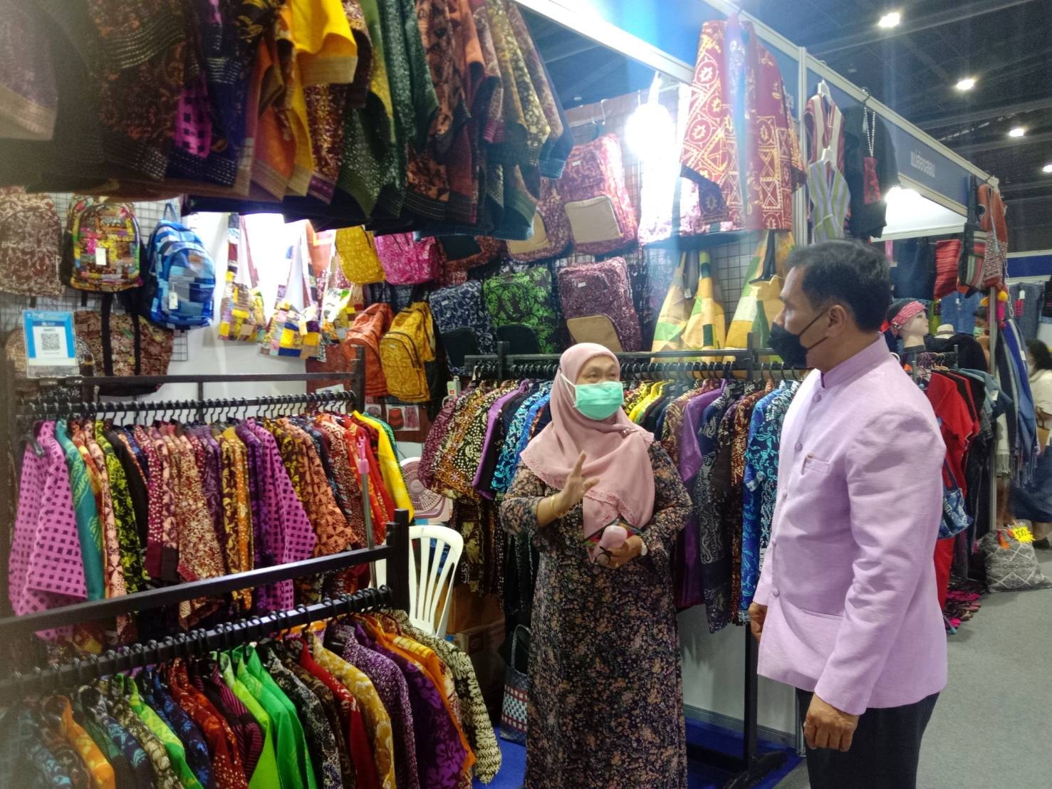 อลังการ!! จังหวัดปัตตานี ร่วมจัดแสดงและจำหน่ายผลิตภัณฑ์ OTOP ในงาน OTOP Midyear 2022 “สุขช้อป สุขใจ สุขทั่วไทยรวมไว้ในที่เดียว”