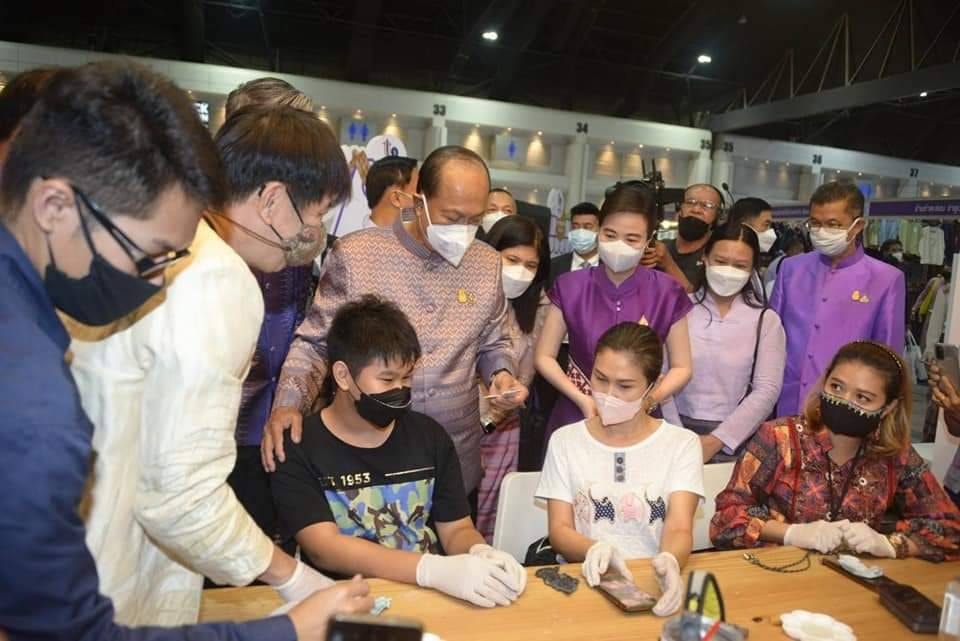 อลังการ!! จังหวัดปัตตานี ร่วมจัดแสดงและจำหน่ายผลิตภัณฑ์ OTOP ในงาน OTOP Midyear 2022 “สุขช้อป สุขใจ สุขทั่วไทยรวมไว้ในที่เดียว”