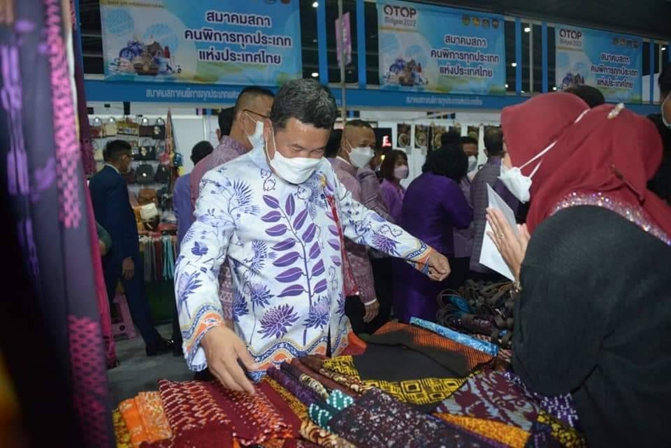 อลังการ!! จังหวัดปัตตานี ร่วมจัดแสดงและจำหน่ายผลิตภัณฑ์ OTOP ในงาน OTOP Midyear 2022 “สุขช้อป สุขใจ สุขทั่วไทยรวมไว้ในที่เดียว”