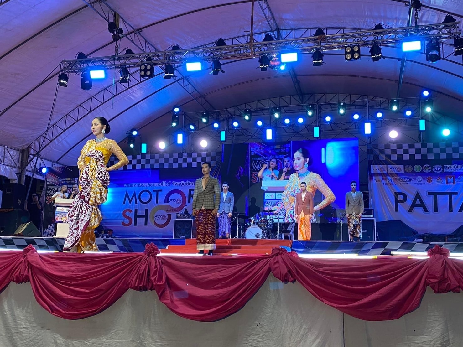 พช.ปัตตานี ร่วมจัดแสดงความสวยงามของผ้าไทย ผ้าพื้นถิ่นปัตตานี จากกลุ่ม OTOP ในงานมหกรรมมอเตอร์โชว์ จังหวัดปัตตานี 2022