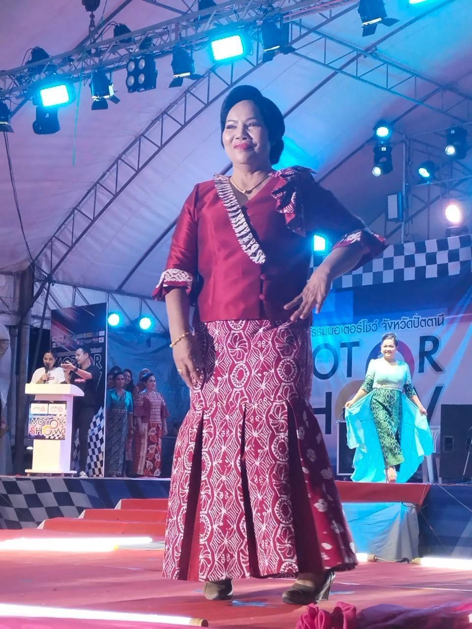 พช.ปัตตานี ร่วมจัดแสดงความสวยงามของผ้าไทย ผ้าพื้นถิ่นปัตตานี จากกลุ่ม OTOP ในงานมหกรรมมอเตอร์โชว์ จังหวัดปัตตานี 2022