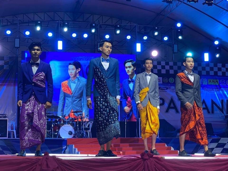 พช.ปัตตานี ร่วมจัดแสดงความสวยงามของผ้าไทย ผ้าพื้นถิ่นปัตตานี จากกลุ่ม OTOP ในงานมหกรรมมอเตอร์โชว์ จังหวัดปัตตานี 2022