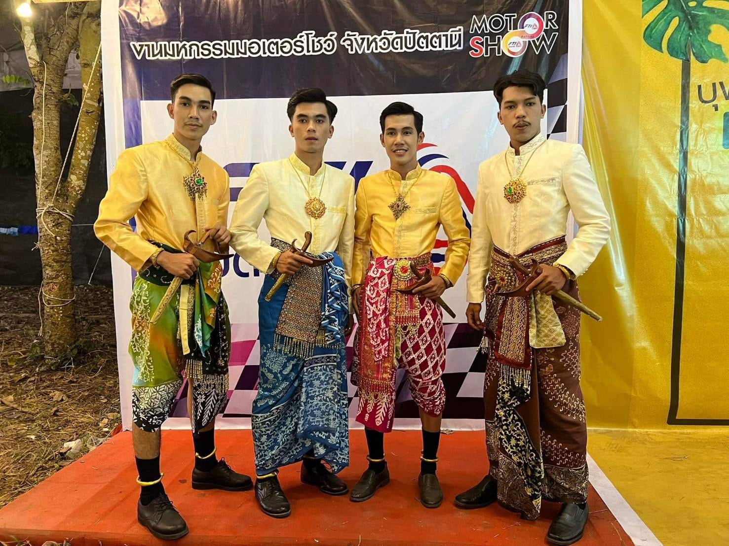 พช.ปัตตานี ร่วมจัดแสดงความสวยงามของผ้าไทย ผ้าพื้นถิ่นปัตตานี จากกลุ่ม OTOP ในงานมหกรรมมอเตอร์โชว์ จังหวัดปัตตานี 2022