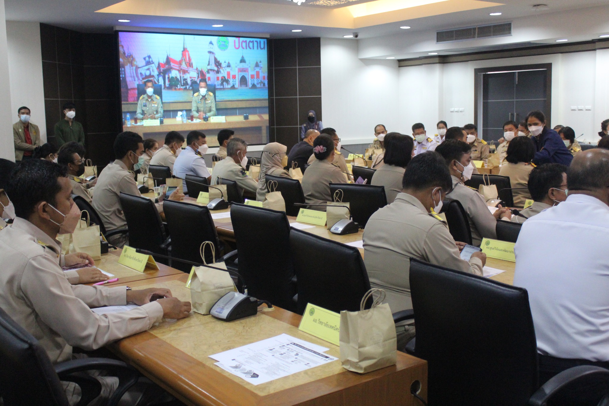 ผู้ว่าฯ ปัตตานี ย้ำทุกฝ่ายร่วมแก้ไขปัญหาแบบพุ่งเป้าเป็นรายครัวเรือนกลุ่มเป้าหมายจากระบบ TPMAP ให้ได้รับการแก้ไขปัญหา ช่วยเหลือและส่งเสริมคุณภาพชีวิต