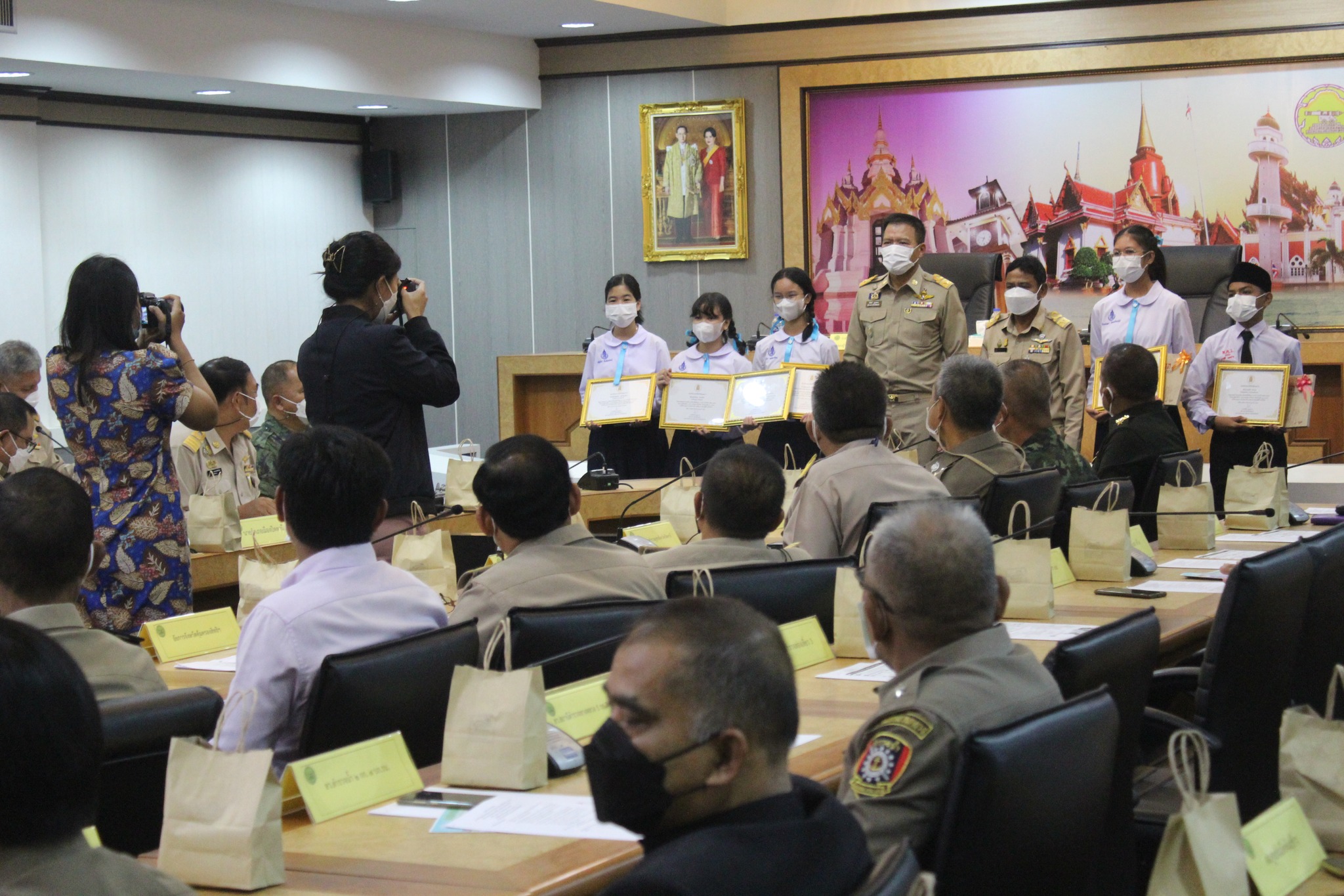 ผู้ว่าฯ ปัตตานี ย้ำทุกฝ่ายร่วมแก้ไขปัญหาแบบพุ่งเป้าเป็นรายครัวเรือนกลุ่มเป้าหมายจากระบบ TPMAP ให้ได้รับการแก้ไขปัญหา ช่วยเหลือและส่งเสริมคุณภาพชีวิต