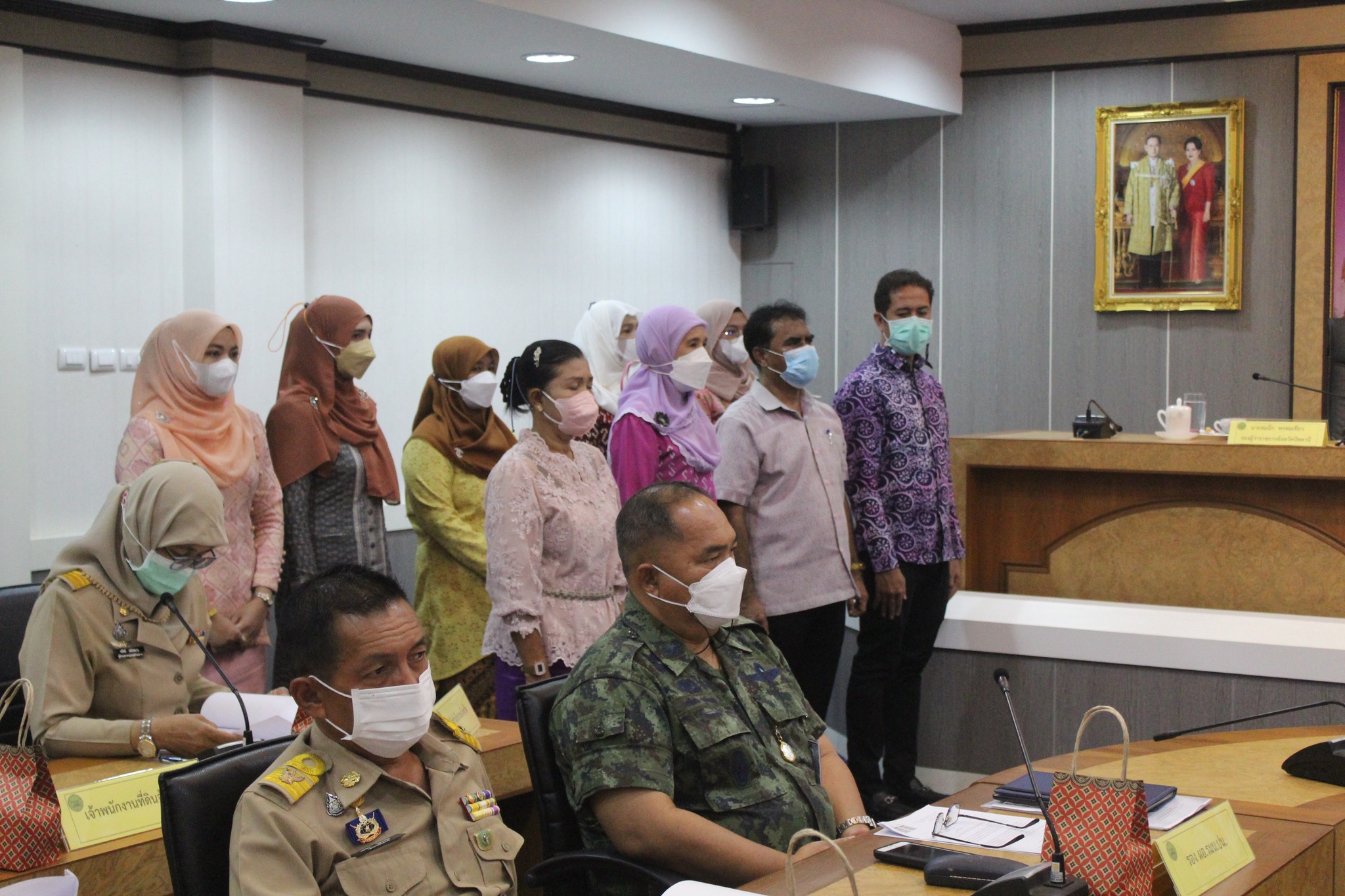 ผู้ว่าฯ ปัตตานี มอบเกียรติบัตรยกย่องเชิดชูเกียรติ สุดยอดสำนักงานพัฒนาชุมชนอำเภอแห่งการเรียนรู้และคนกองทุนพัฒนาบทบาทสตรีดีเด่น ระดับจังหวัด จังหวัดปัตตานี